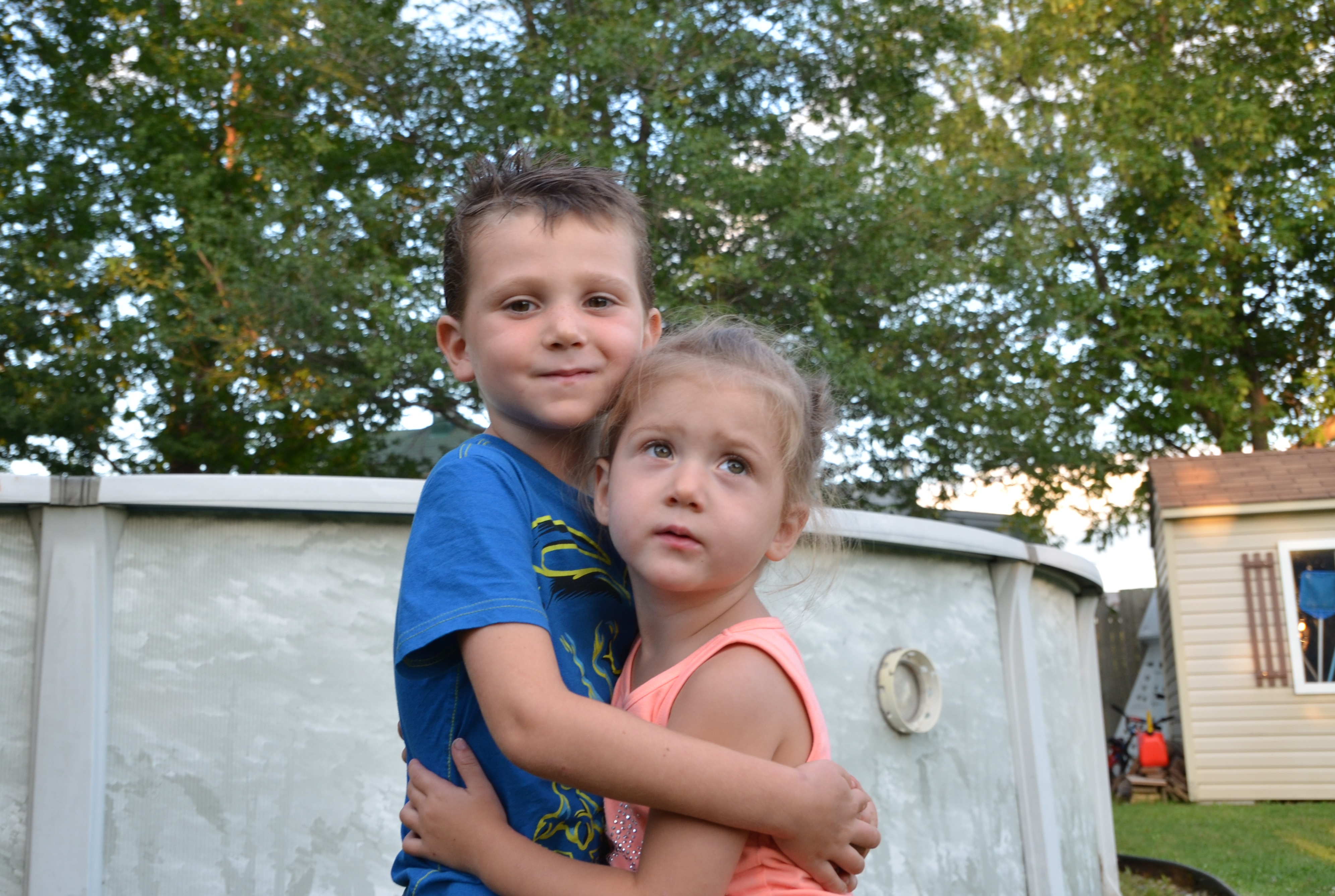 Sauvée de la noyade par son grand frère