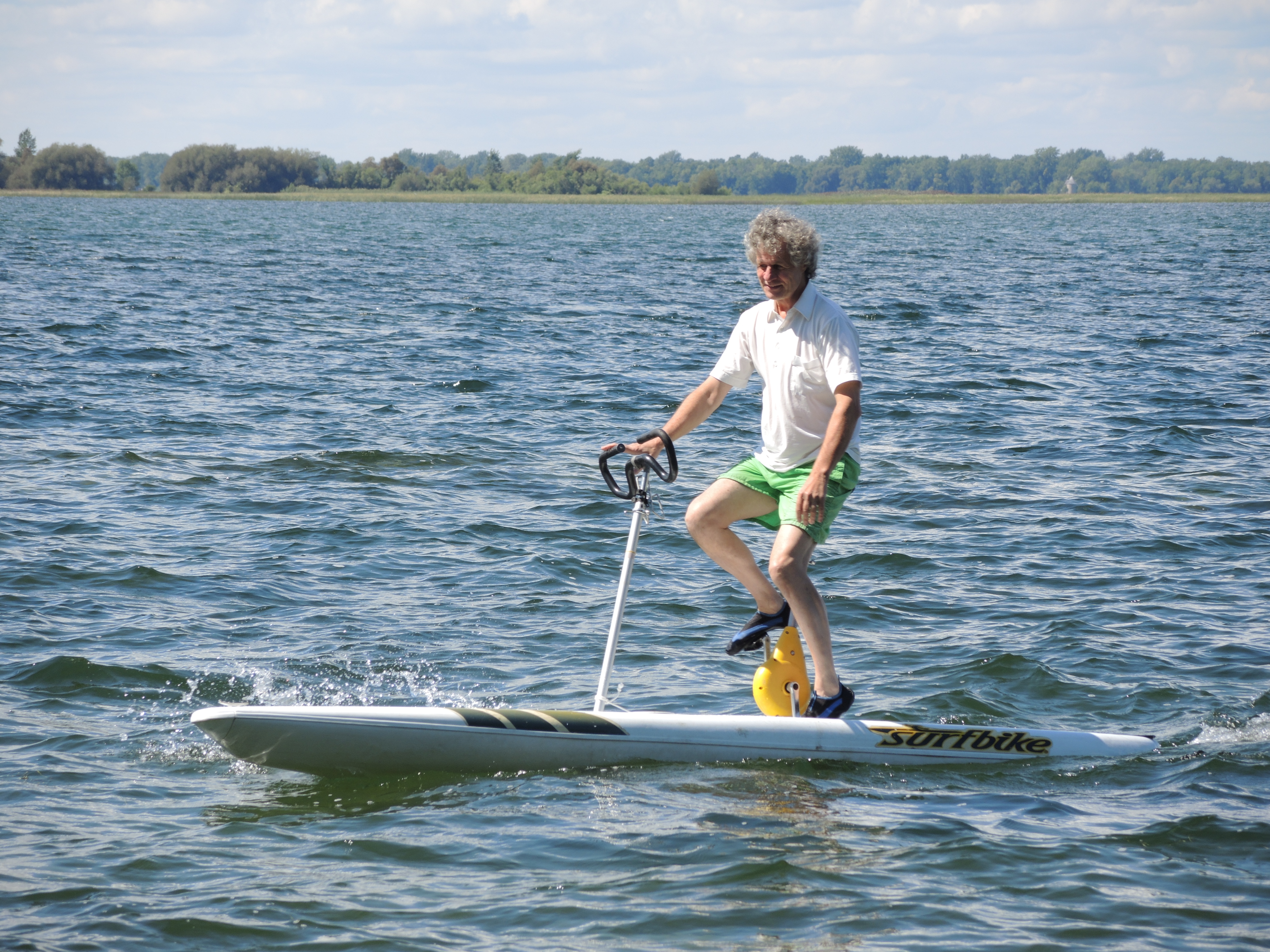 Maîtriser la vague en pédalant sur le lac Saint-Louis