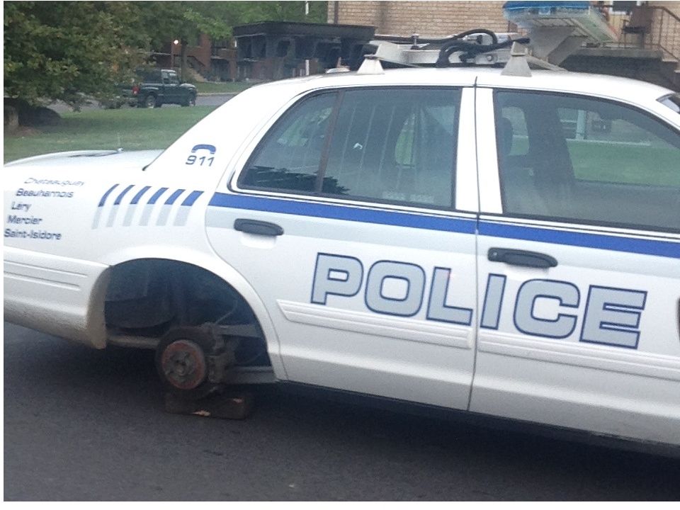 Une voiture de police qui fait jaser