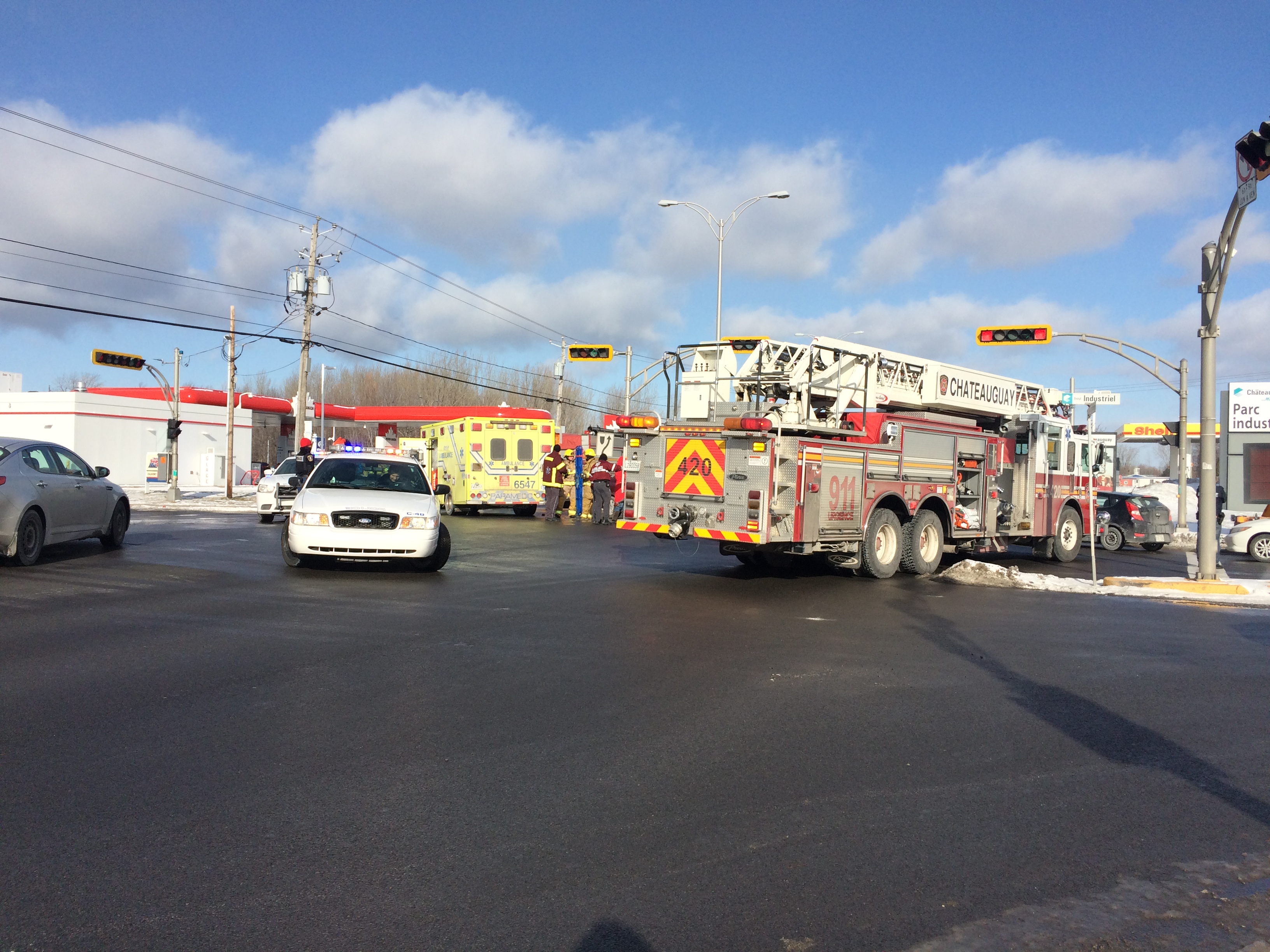 Une collision causée par un feu rouge brûlé