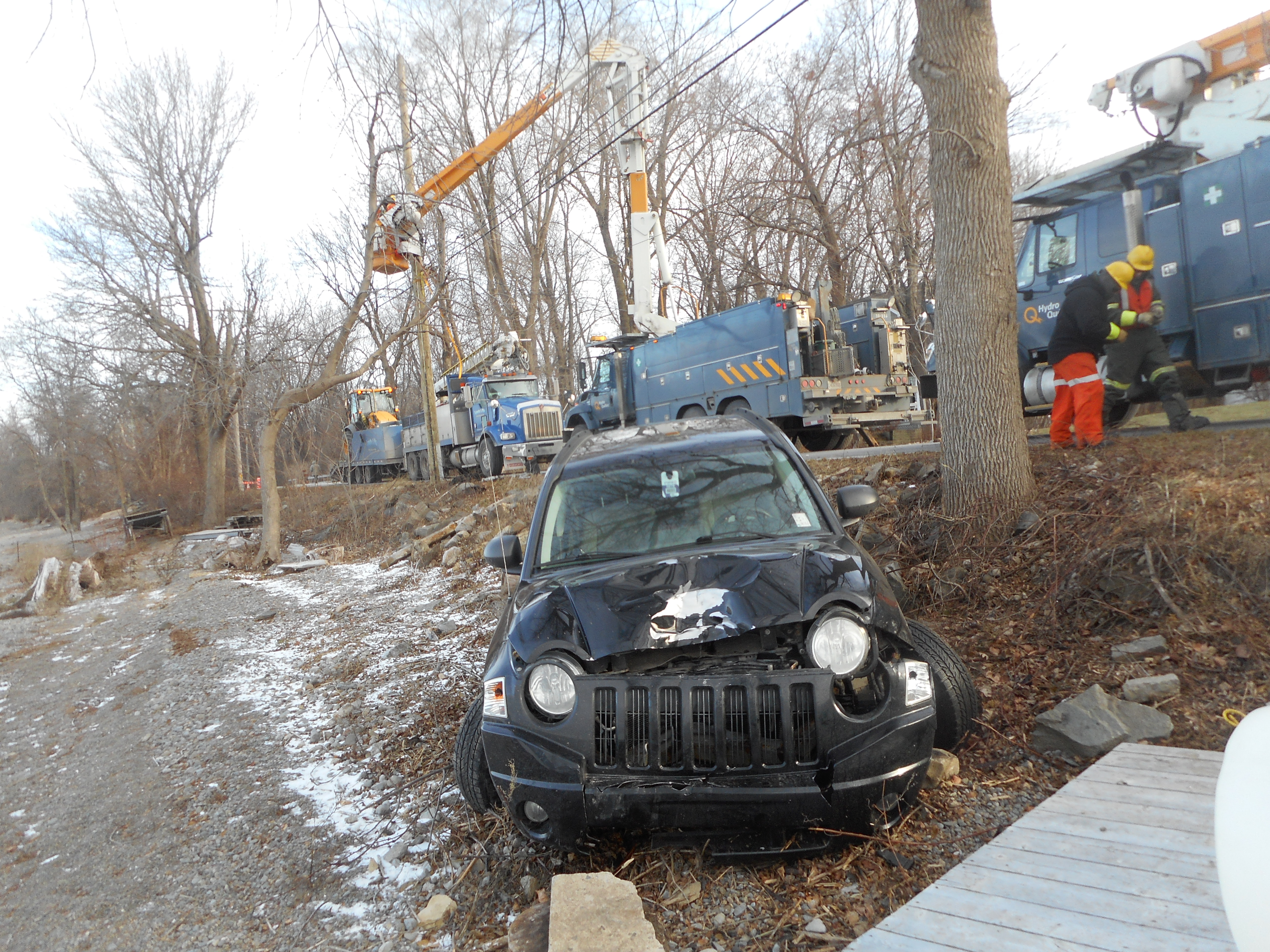 Une voiture emboutit un poteau d’Hydro-Québec à Châteauguay
