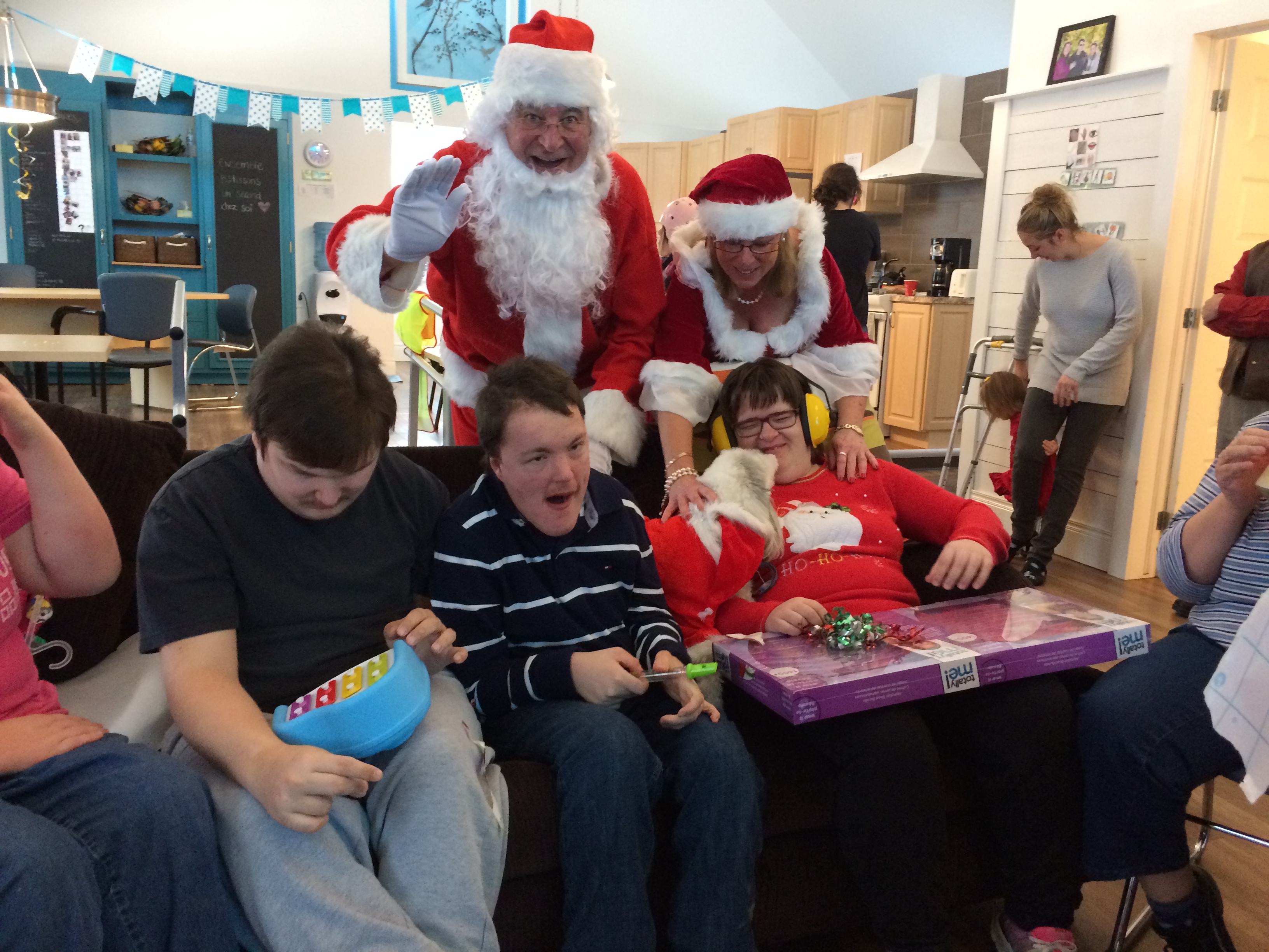 Le père Noël distribue des cadeaux à un centre pour personnes handicapées