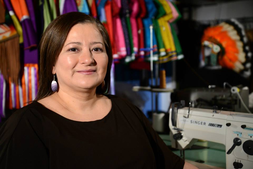 Une designer de Kahnawake confectionne une cape pour Michelle Obama