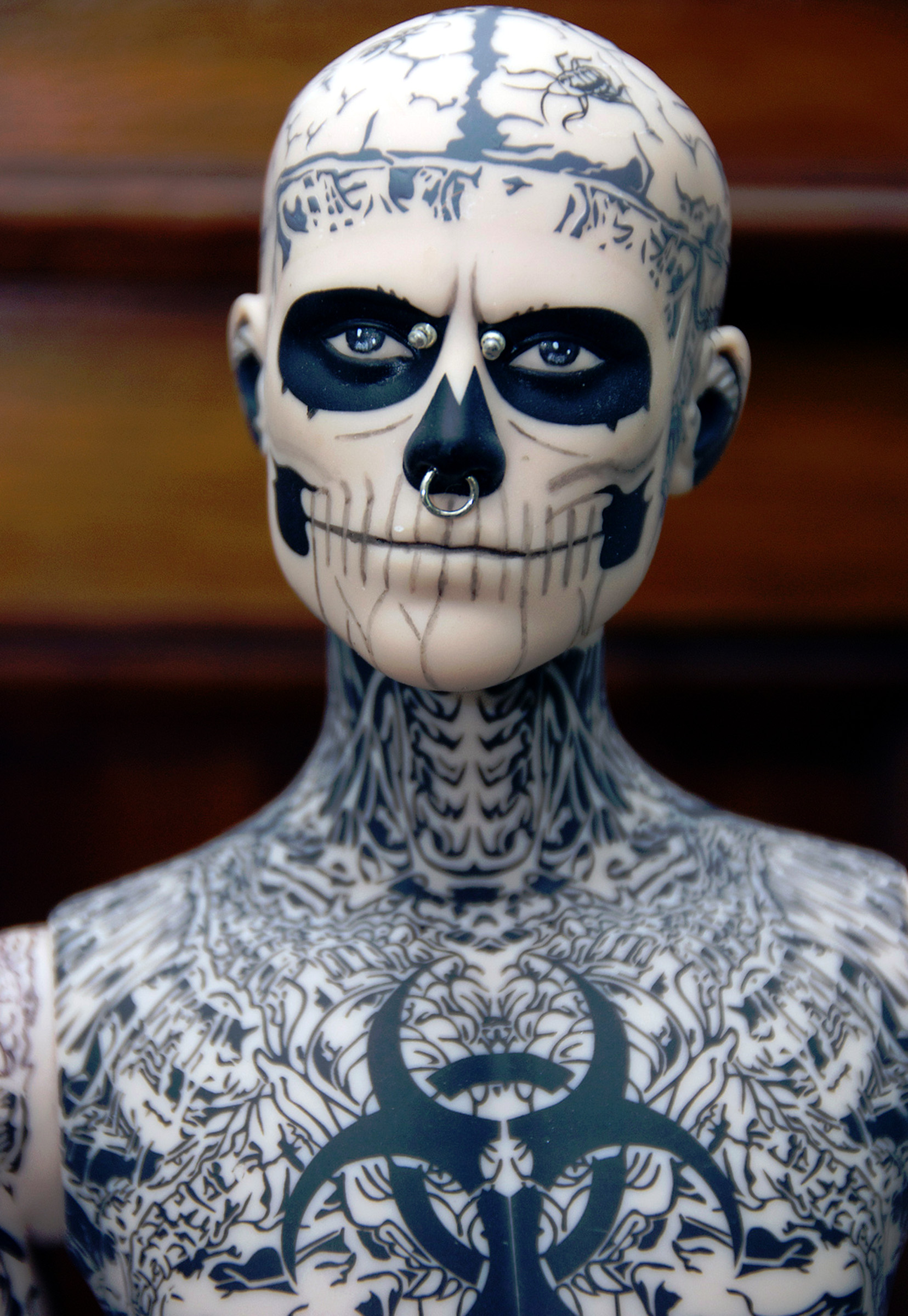 La poupée de Zombie Boy repeinte par un artiste américain