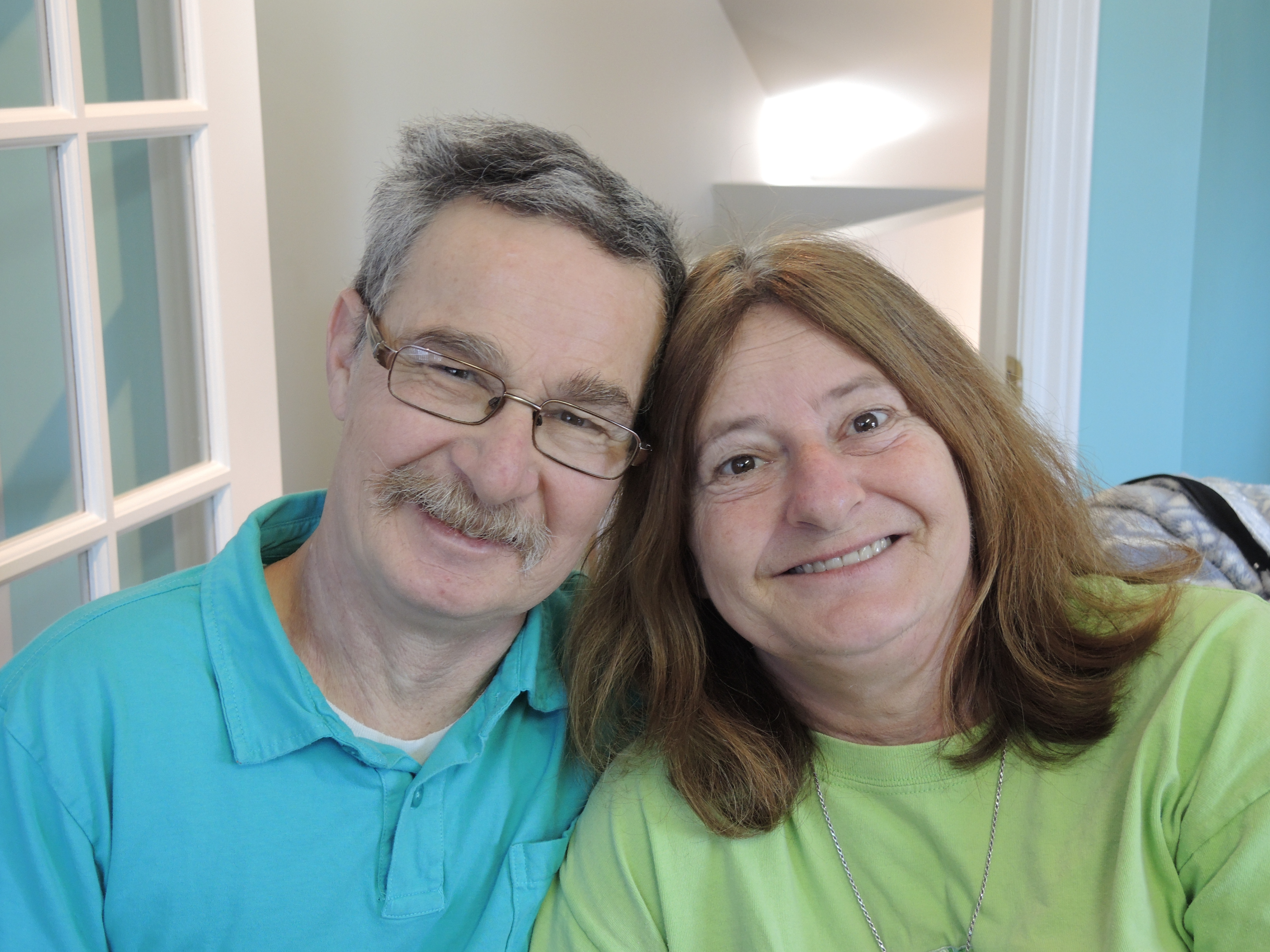 Foudroyé par une crise cardiaque, sa femme lui sauve la vie