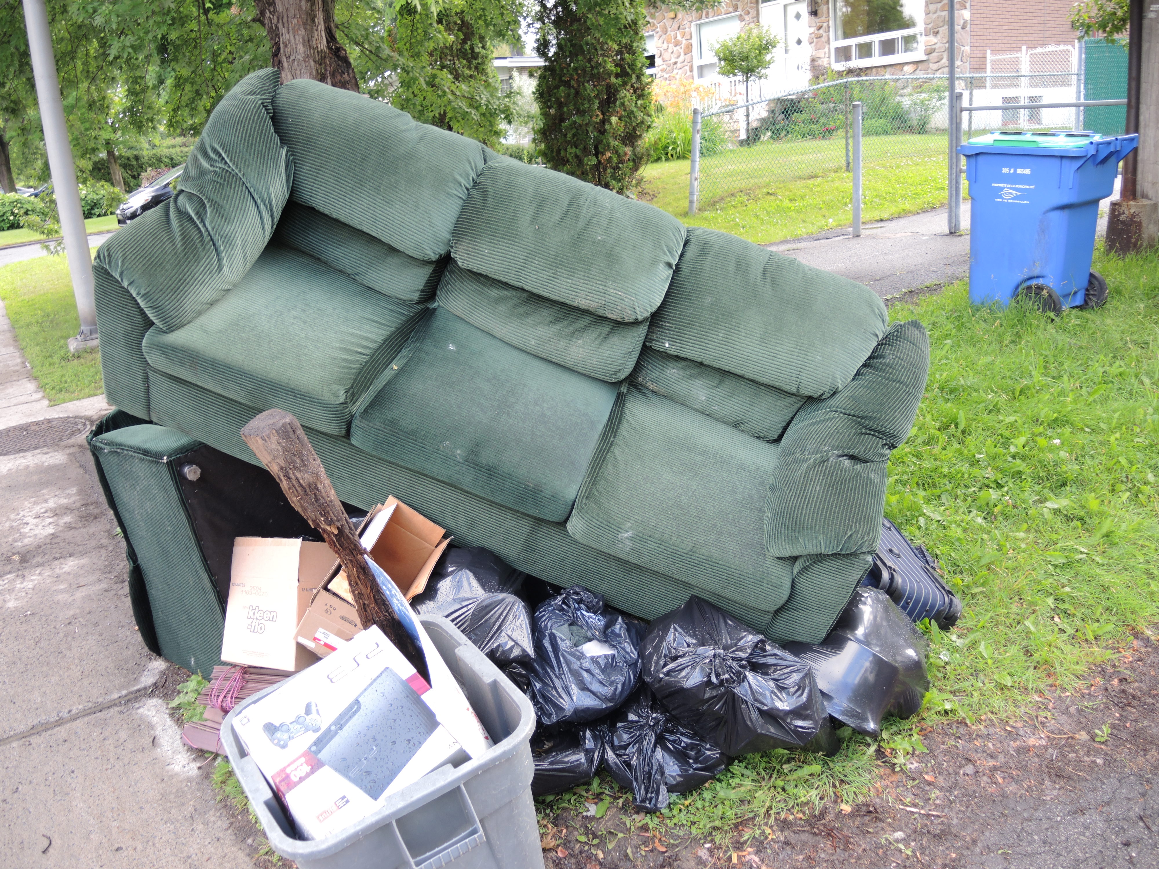 Image illustrant l'article: C'est le temps de mettre les vieux divans au bord du chemin à Beauharnois