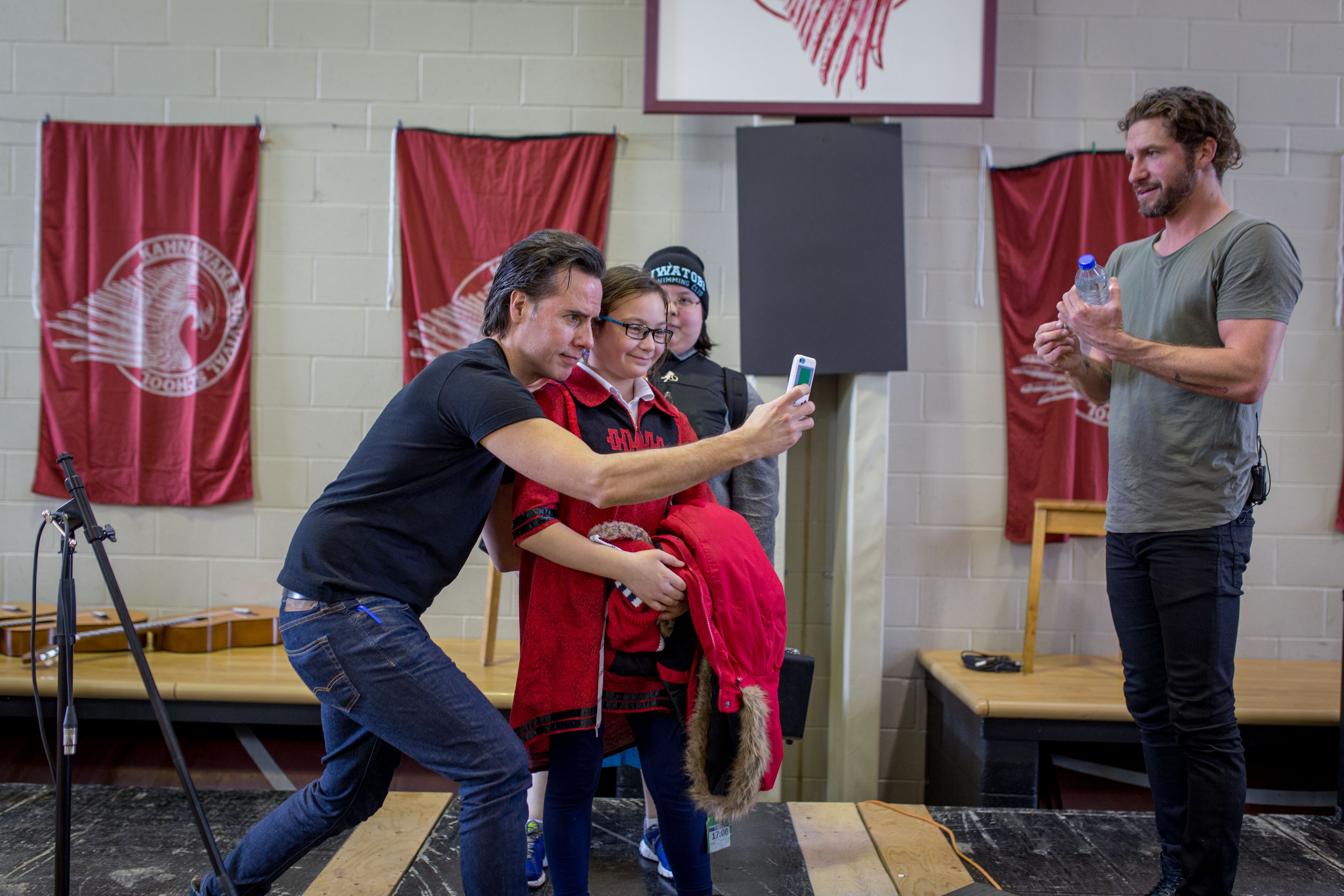 Jonas, Cory Diabo et Carey Price visitent une école de Kahnawake