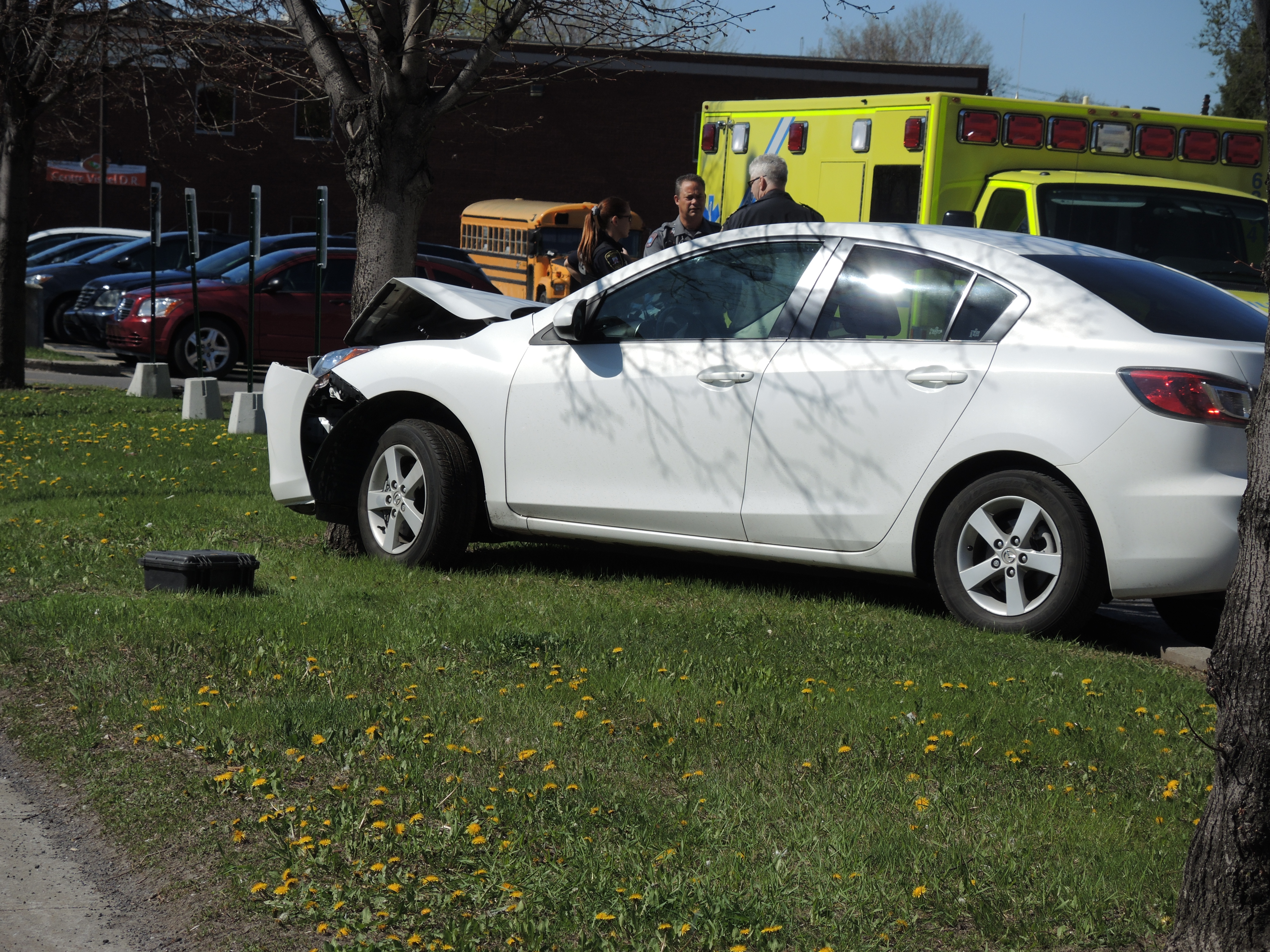 Une auto frappe un arbre à Châteauguay