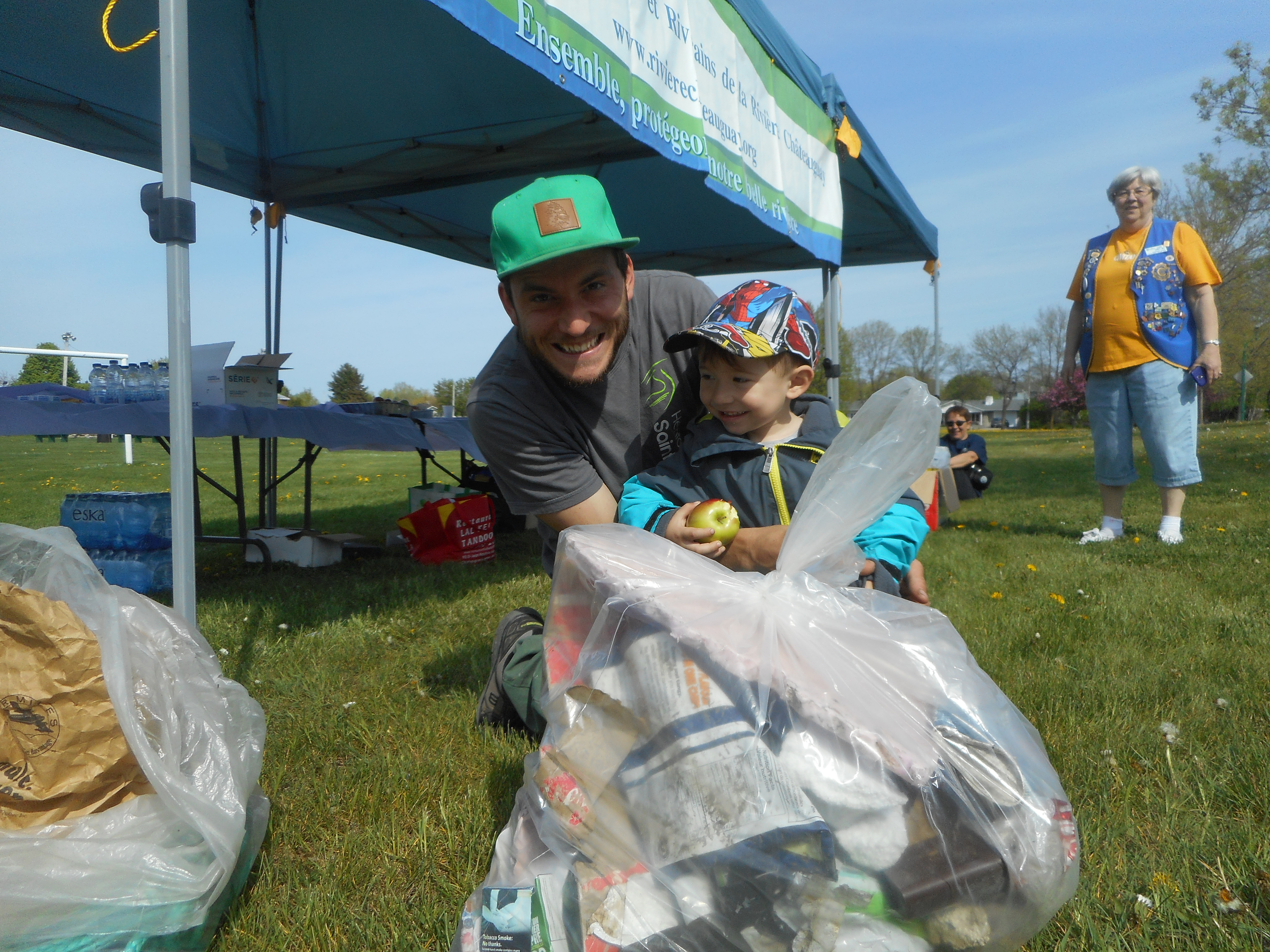 Des citoyens nettoient le bord de leur rivière