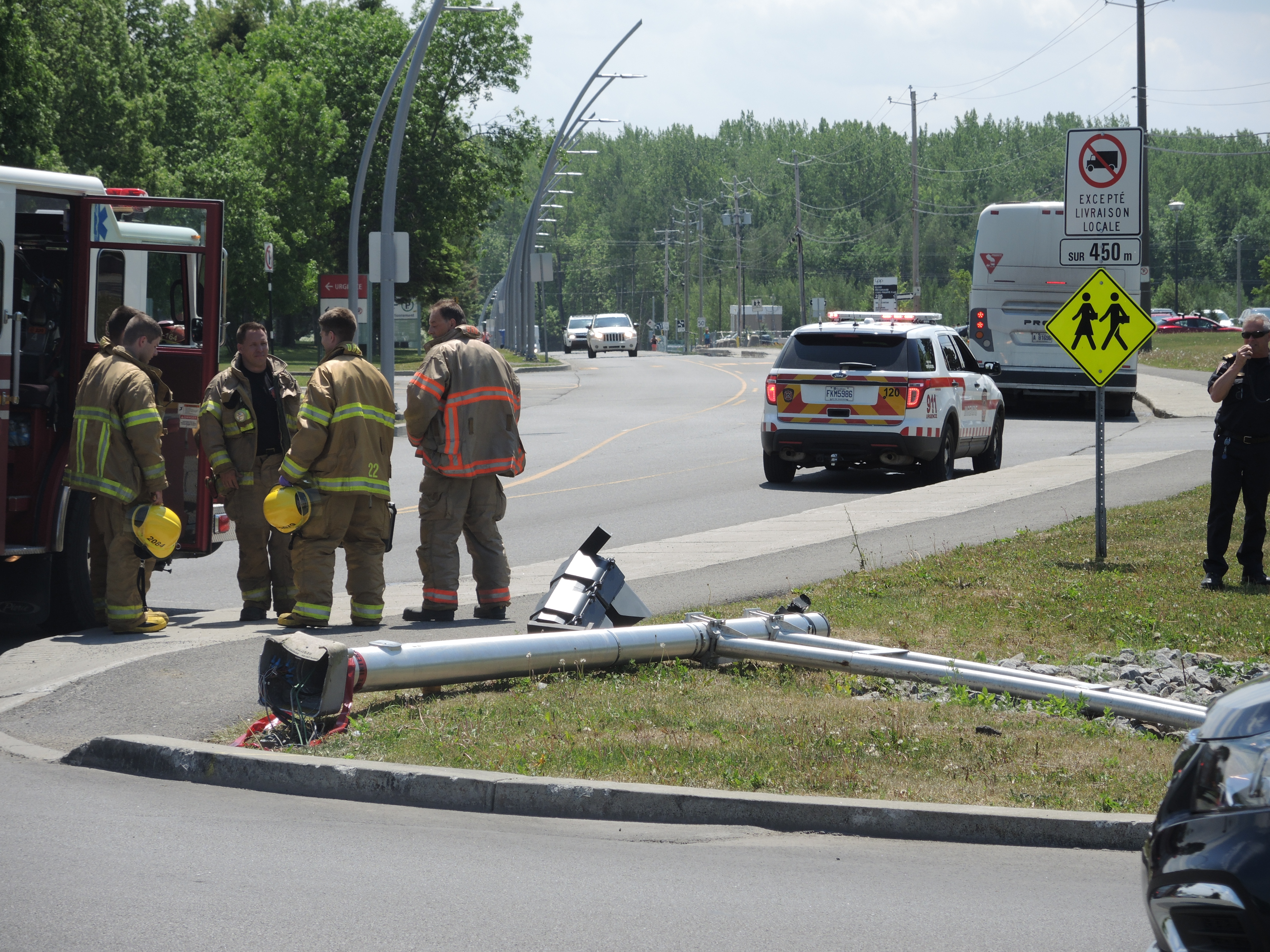 Image illustrant l'article: Un autobus fauche des feux de circulation