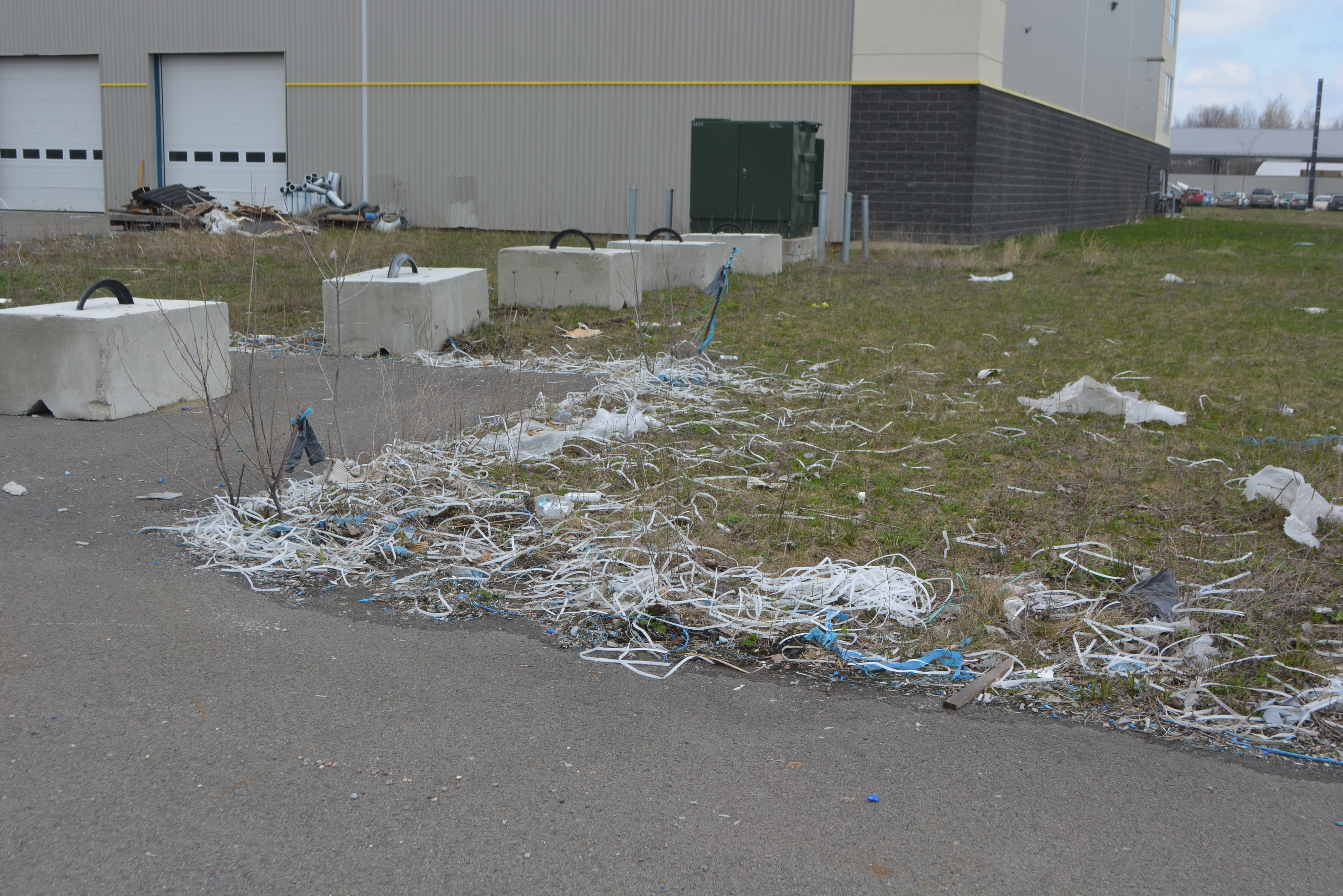 Des débris dans le décor malgré les avis d’infraction