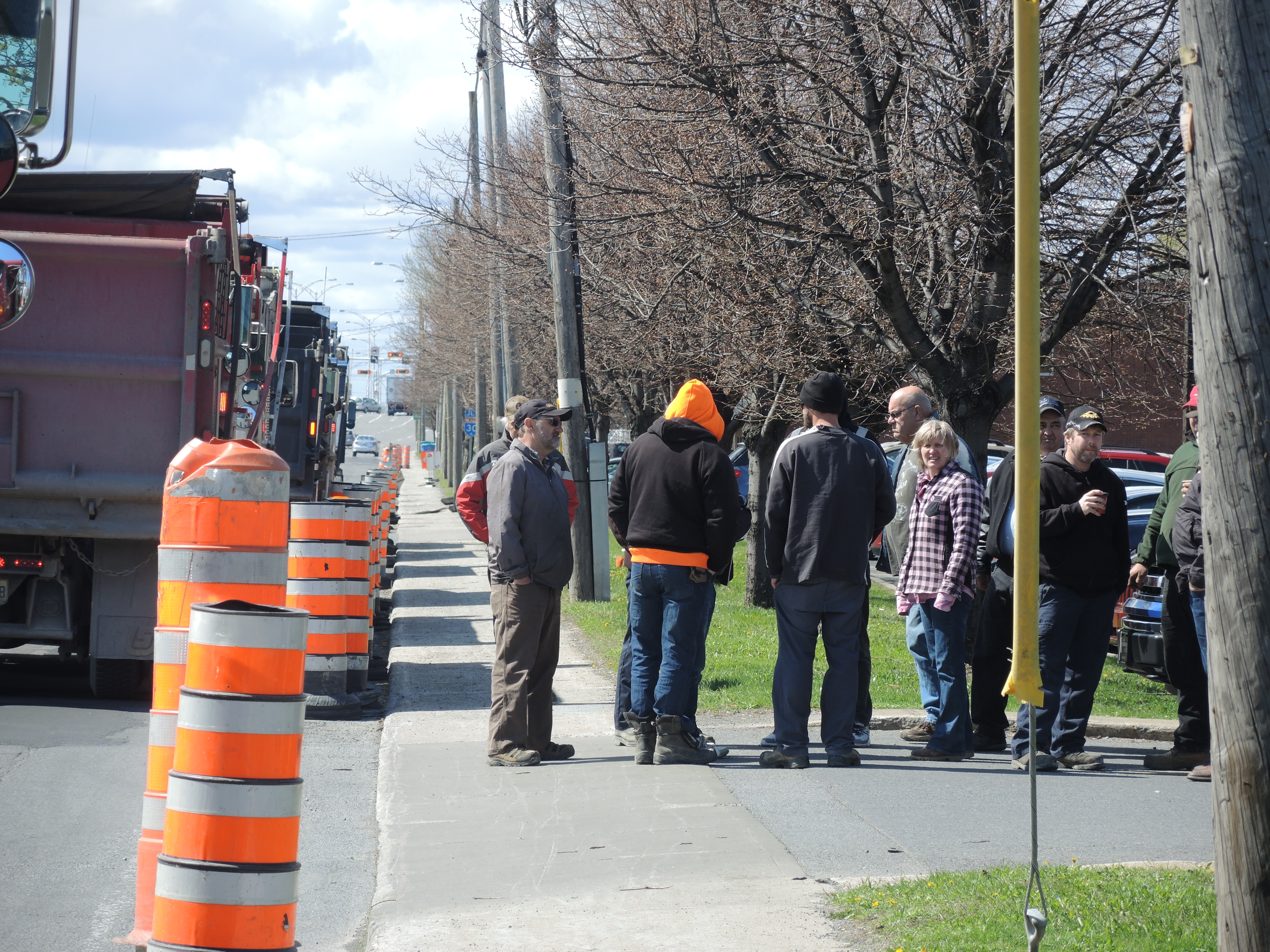 Manifestation de camionneurs devant le bureau du député
