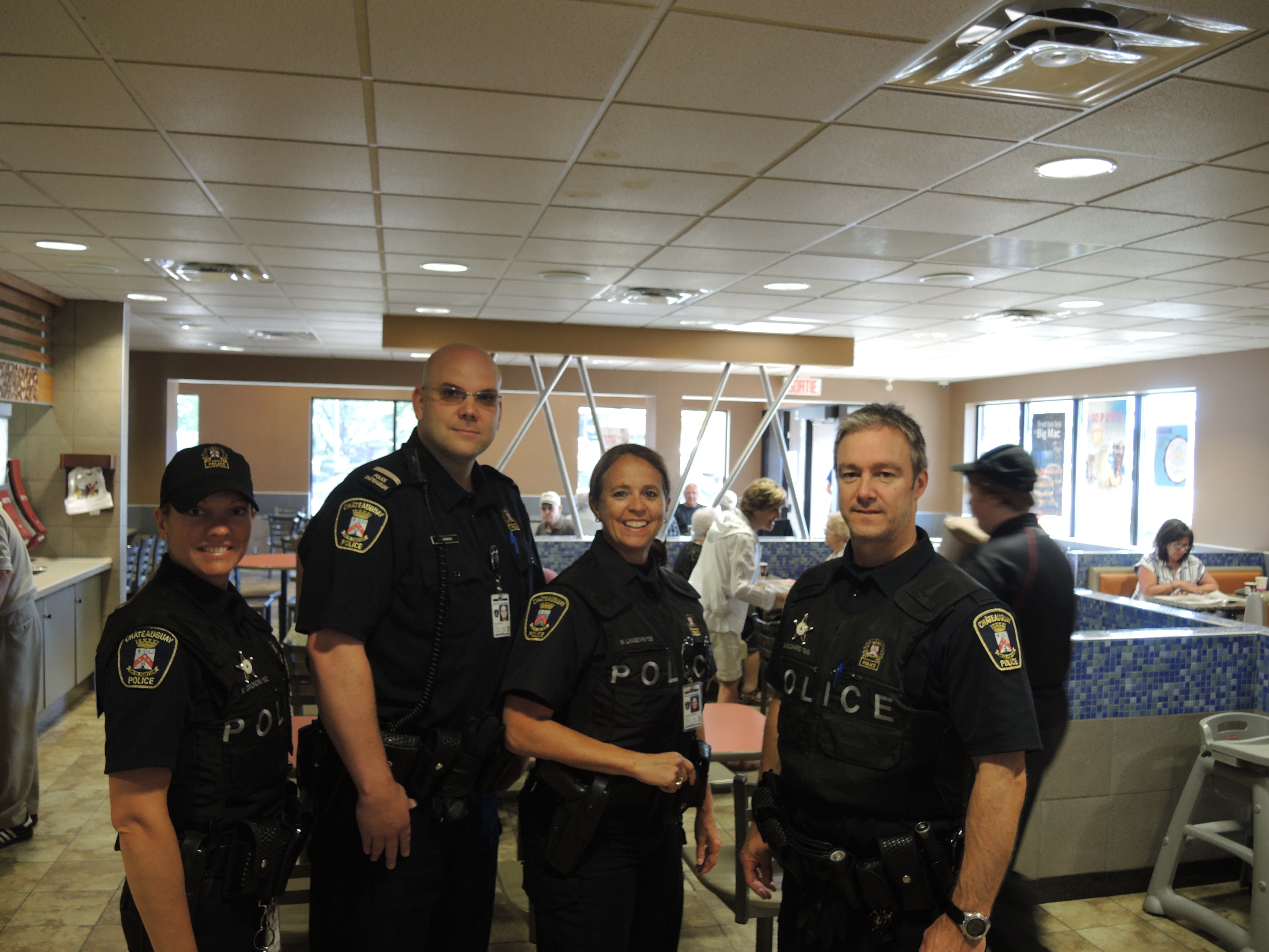 Image illustrant l'article: Des policiers jasent avec les citoyens ce jeudi au McDonald's de Châteauguay
