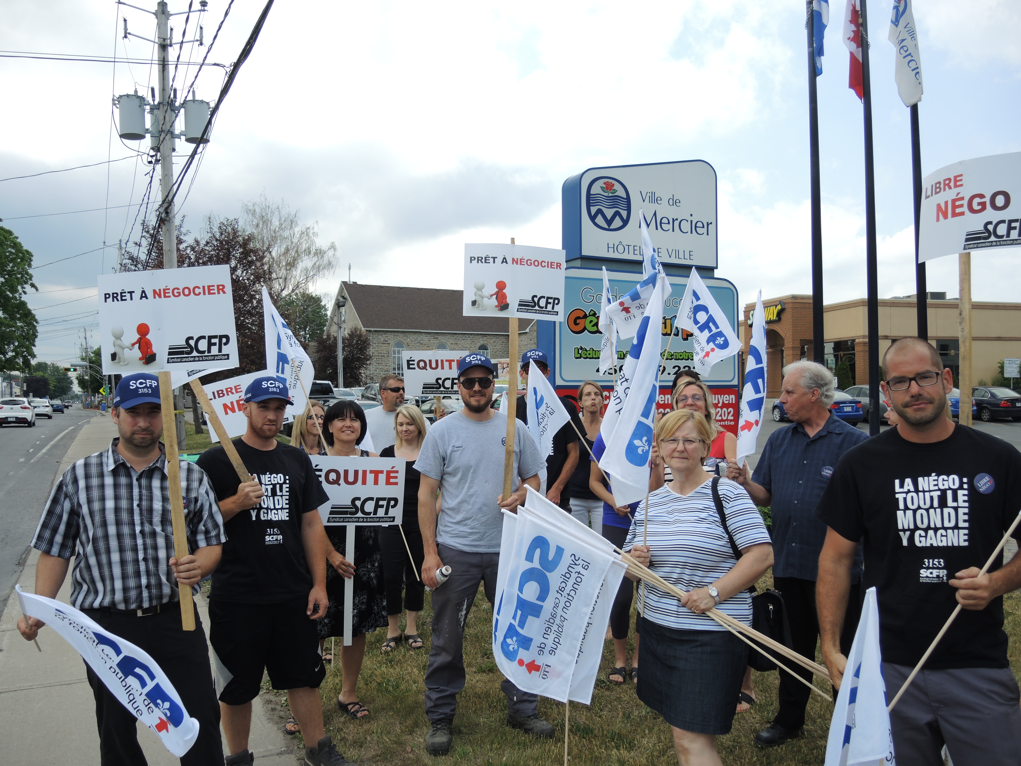Des syndiqués de Ville Mercier manifestent