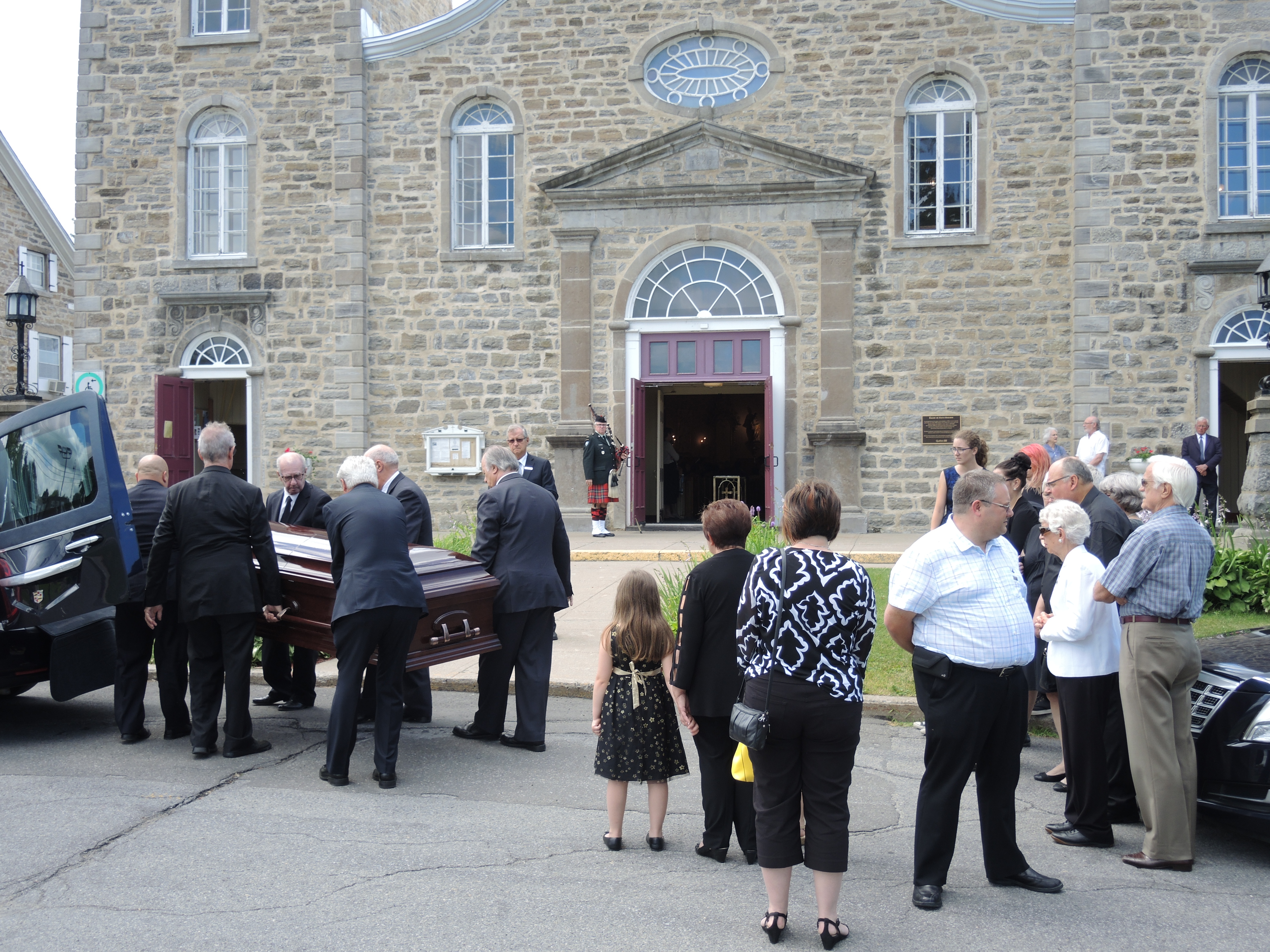 Image illustrant l'article: L'ancien maire Bonneau conduit à son dernier repos