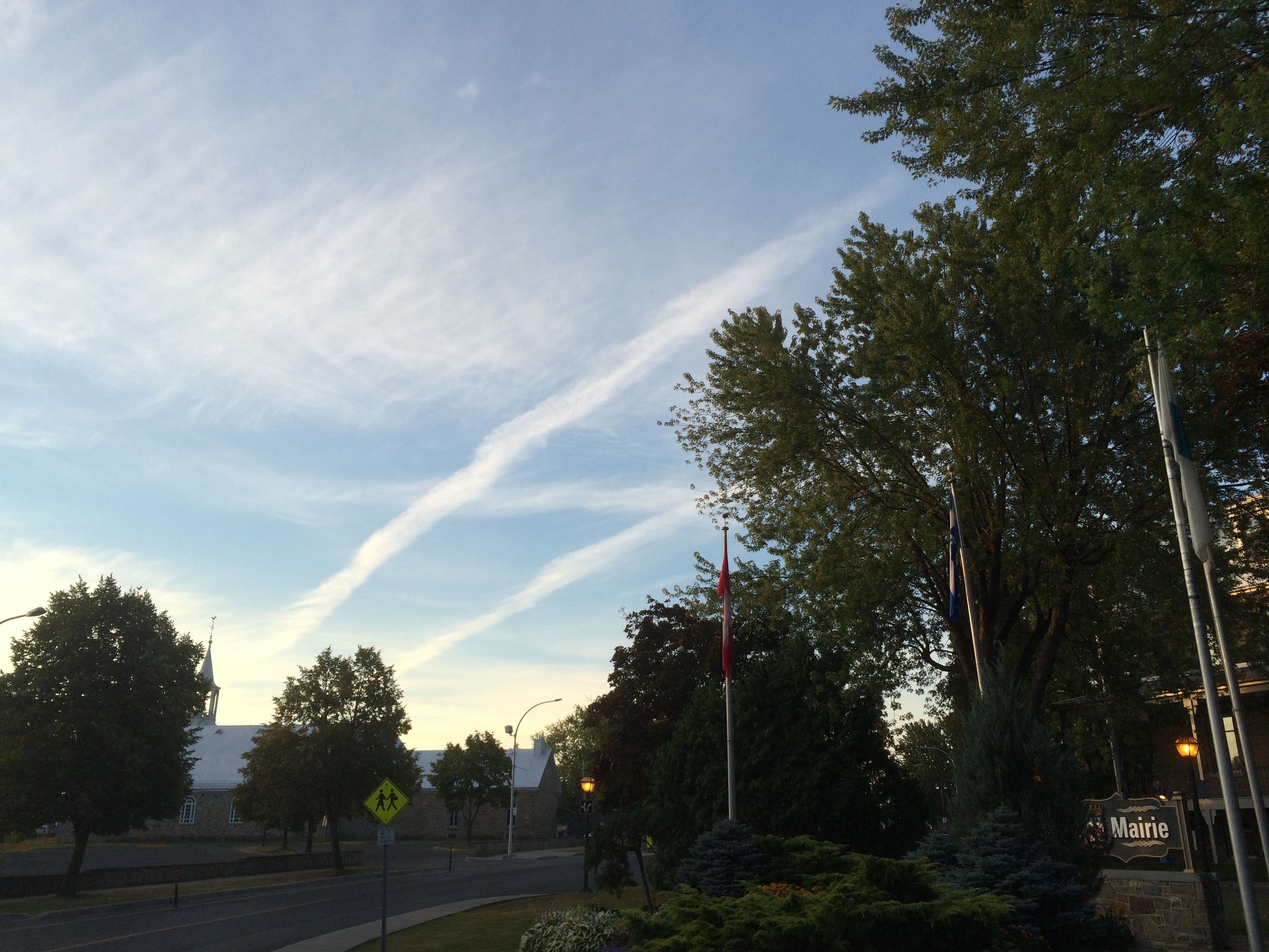 Image illustrant l'article: Des traînées d'avion soulèvent la question des «chemtrails»