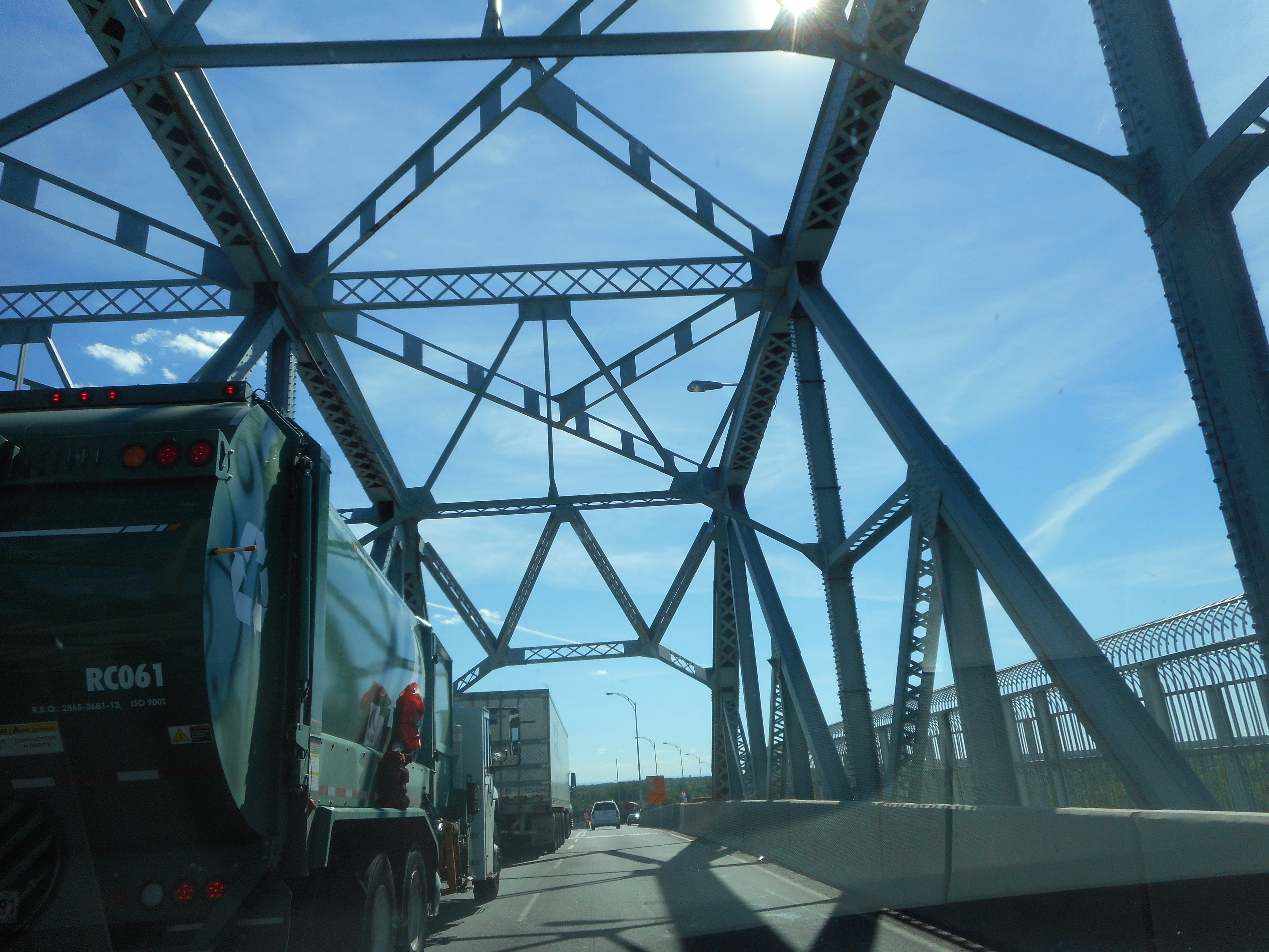 Camions bientôt interdits dans la voie de gauche au pont Honoré-Mercier