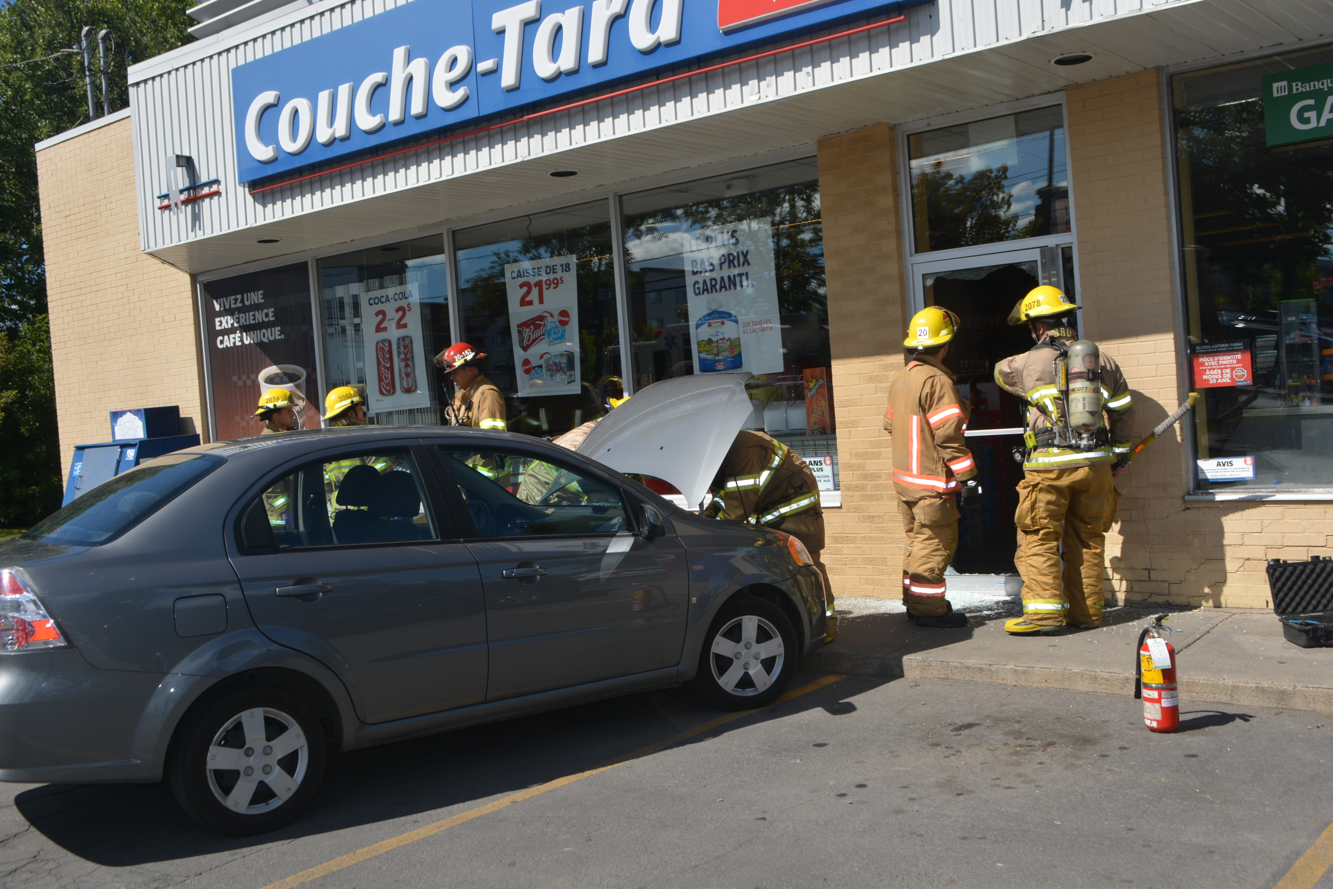 Une auto percute un dépanneur Couche-Tard à Châteauguay