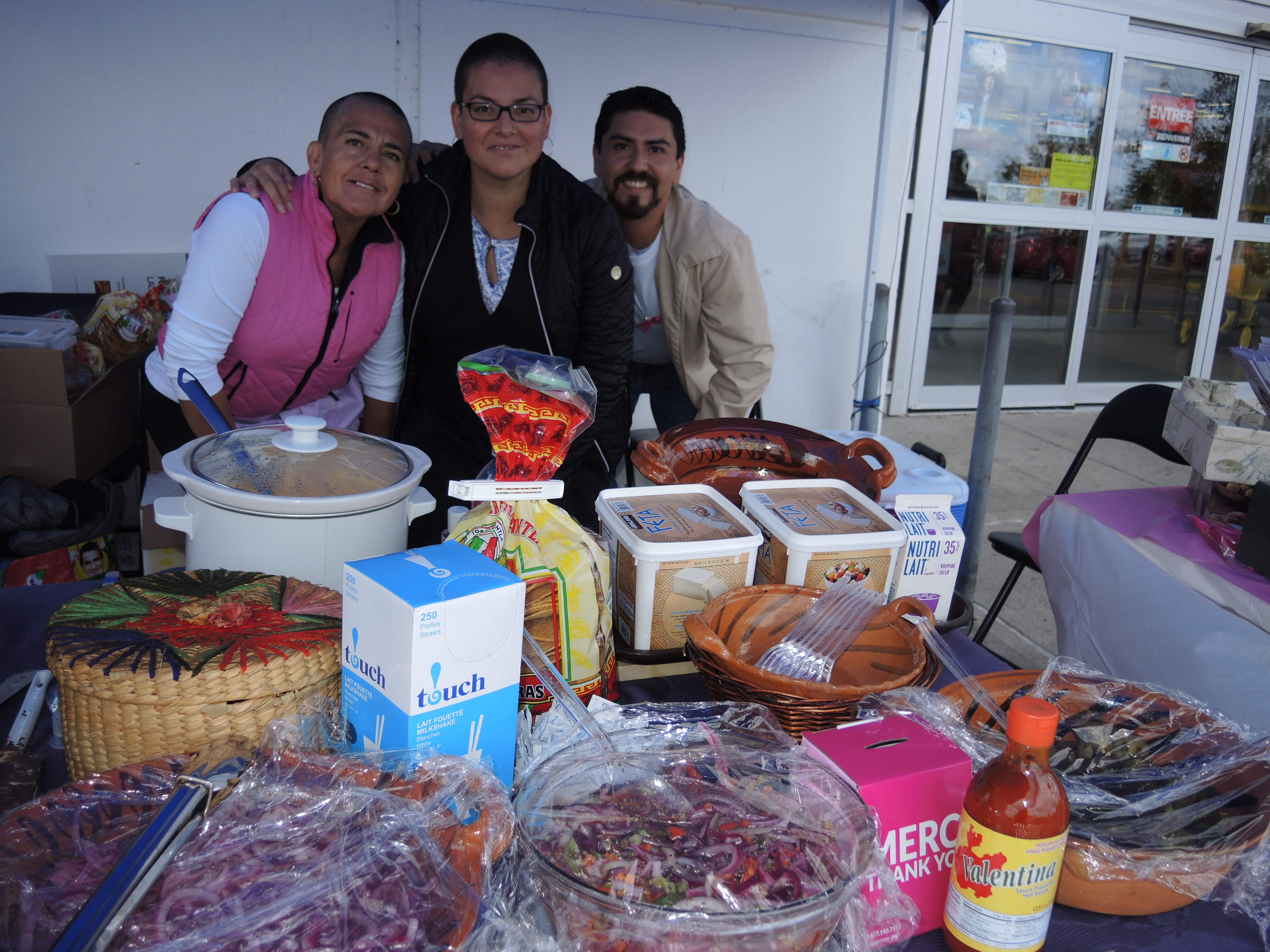 Une famille cuisine et vend des mets mexicains pour une bonne cause