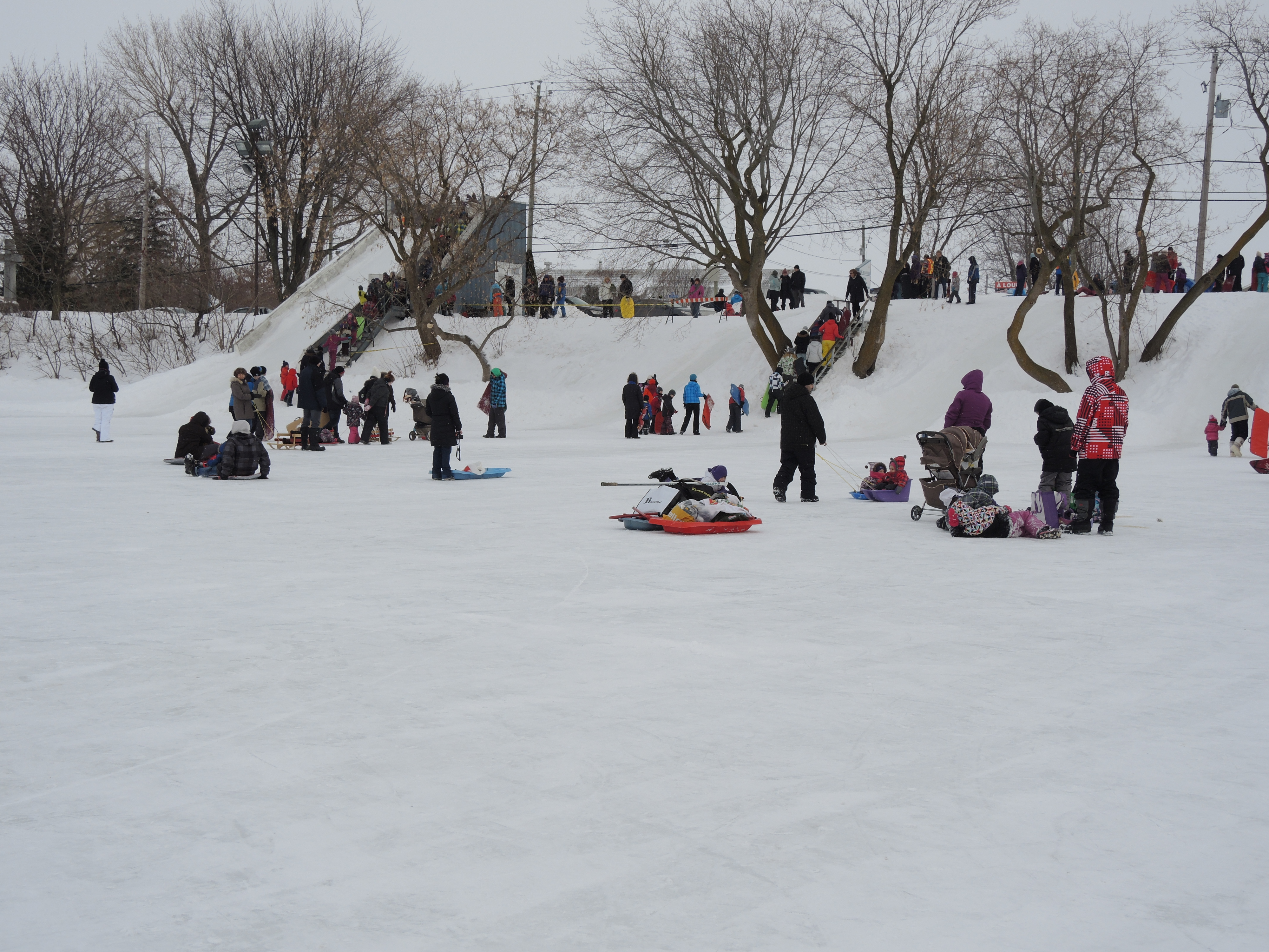 Image illustrant l'article: L’anneau de glace à Sainte-Martine n’est pas encore sécuritaire