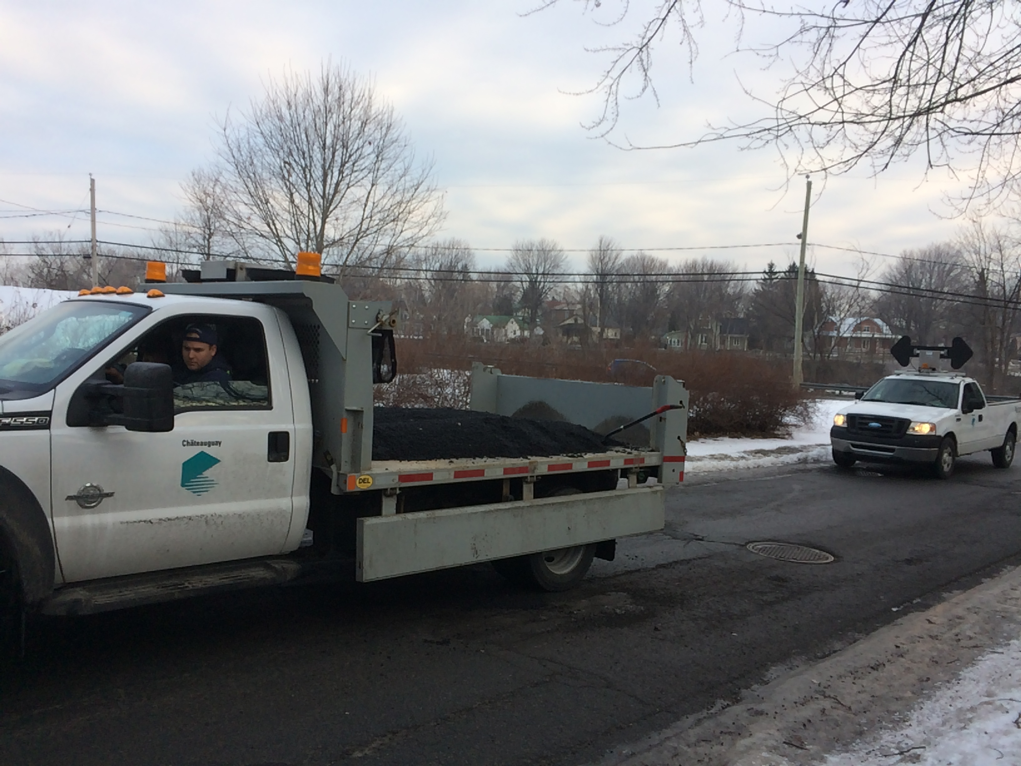 Image illustrant l'article: Les cols bleus de Châteauguay bouchent des nids-de-poule