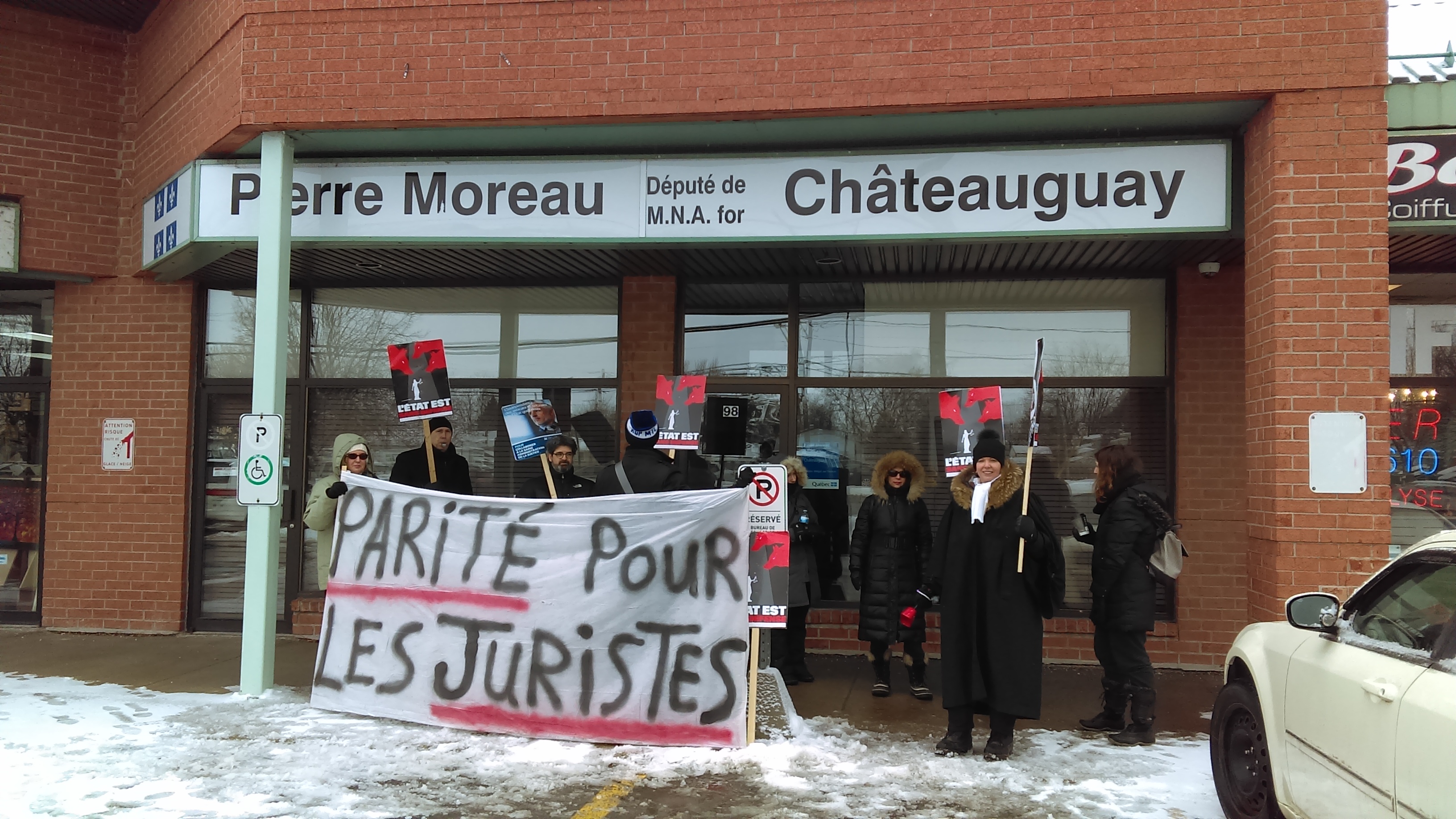 Image illustrant l'article: Les juristes manifestent devant le bureau de Pierre Moreau à Châteauguay