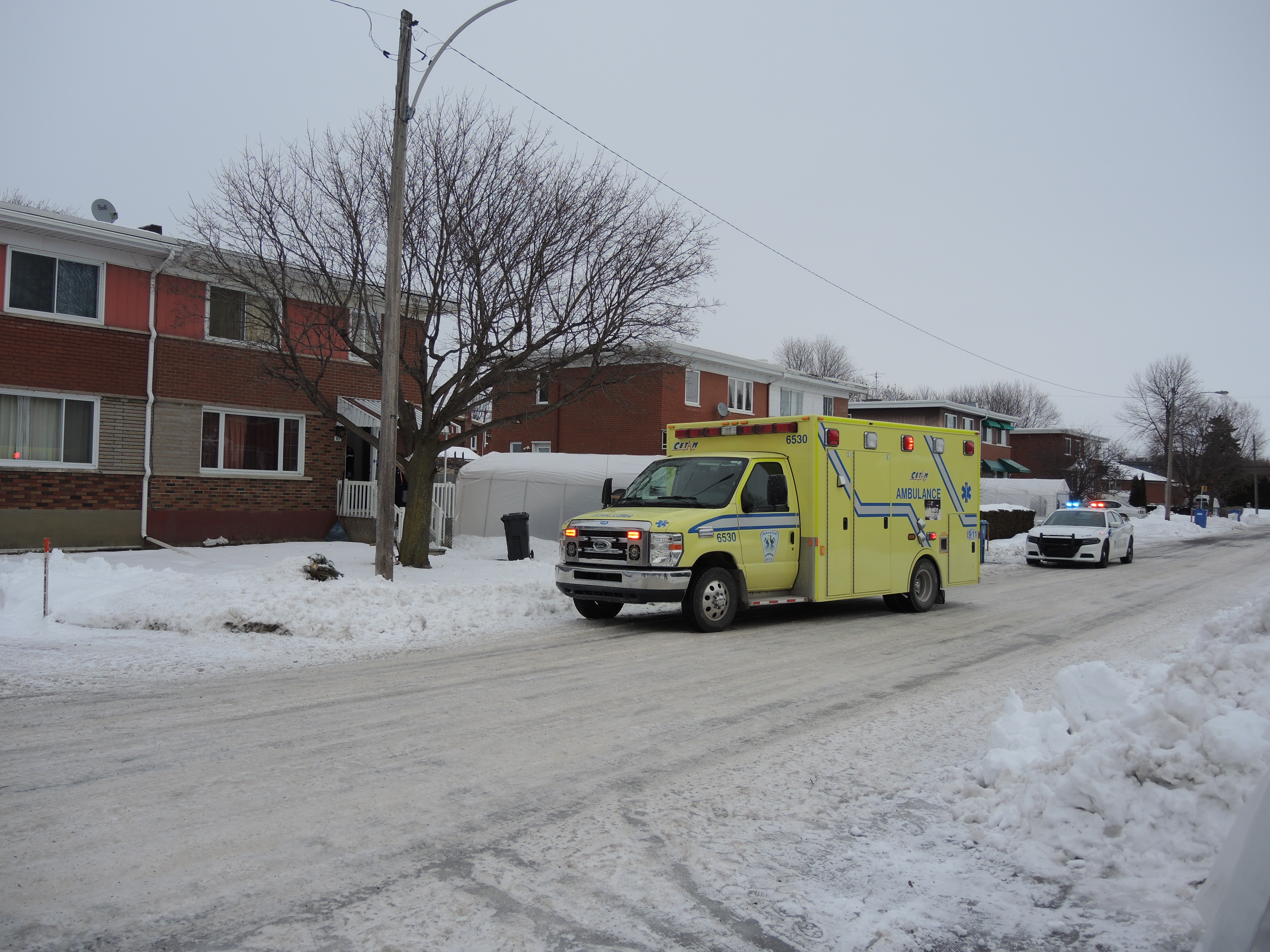 Les pompiers dégagent un bébé d’un anneau de bain-marie
