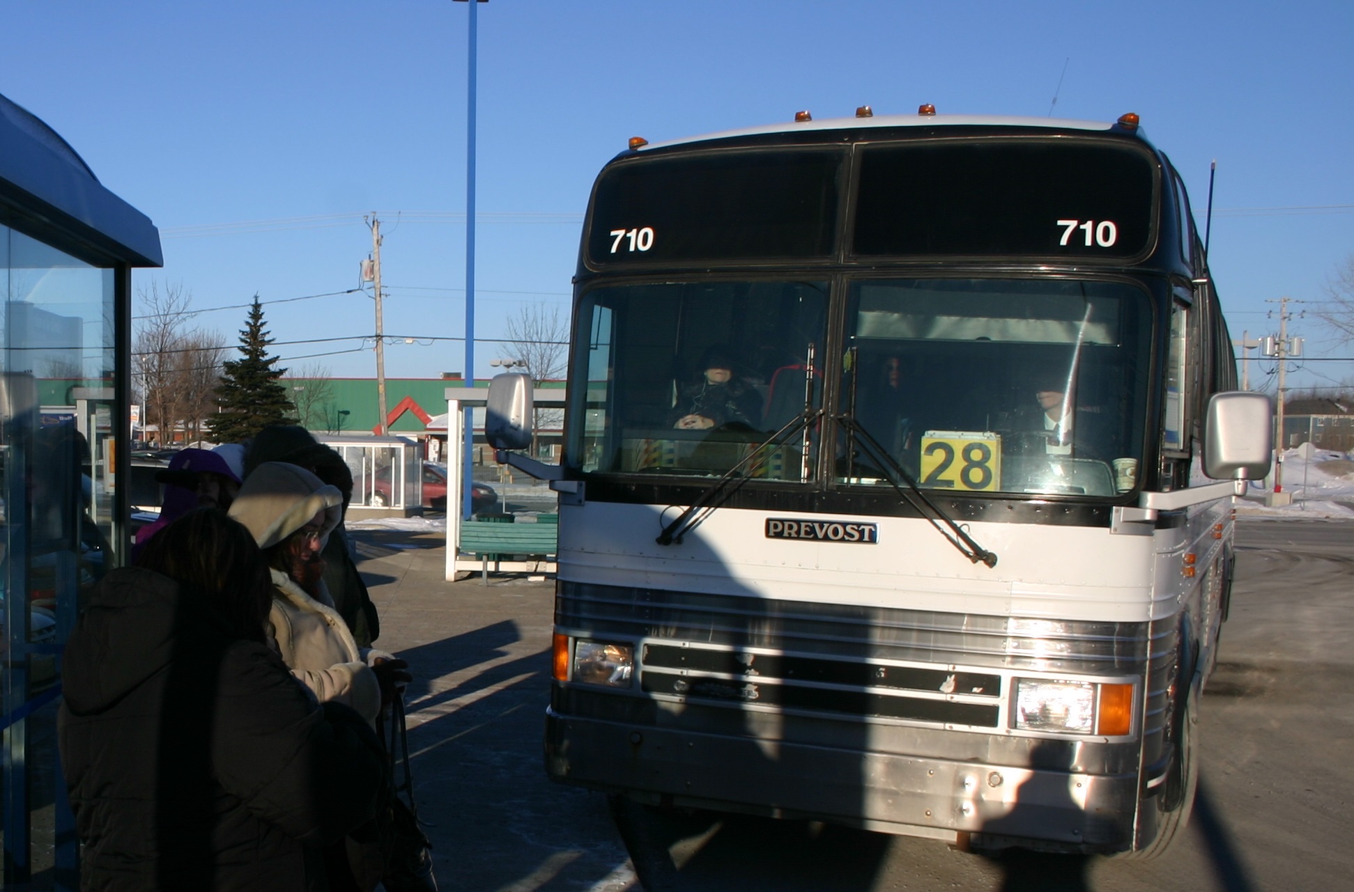 Un chauffeur d’autobus remplissait un formulaire en conduisant