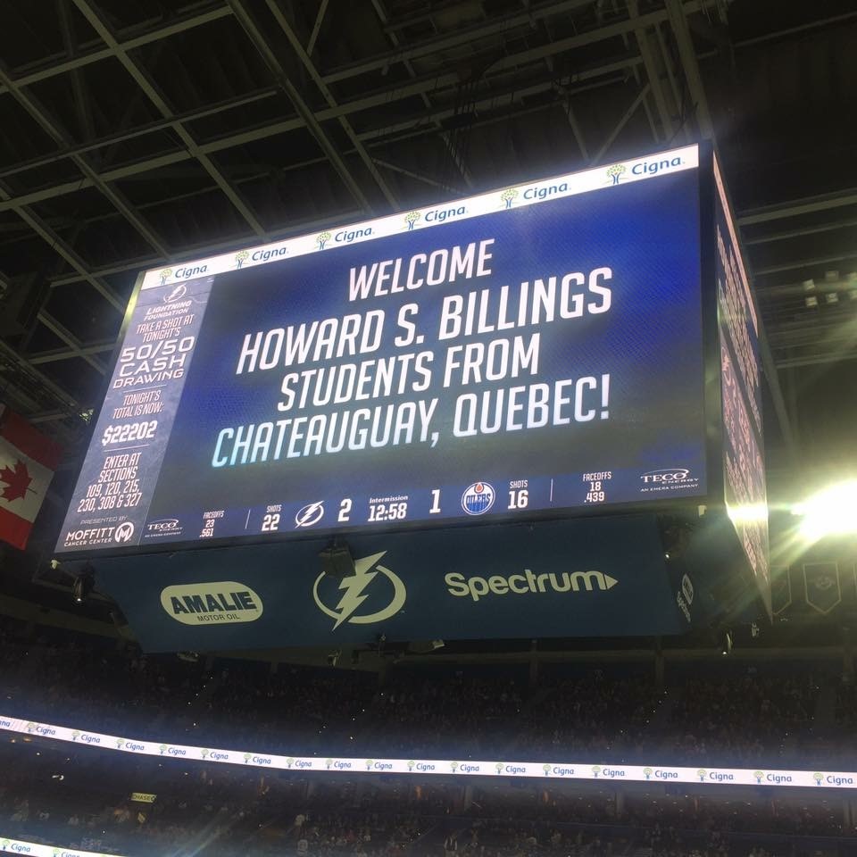 Des élèves de Châteauguay salués lors d’un match de la LNH