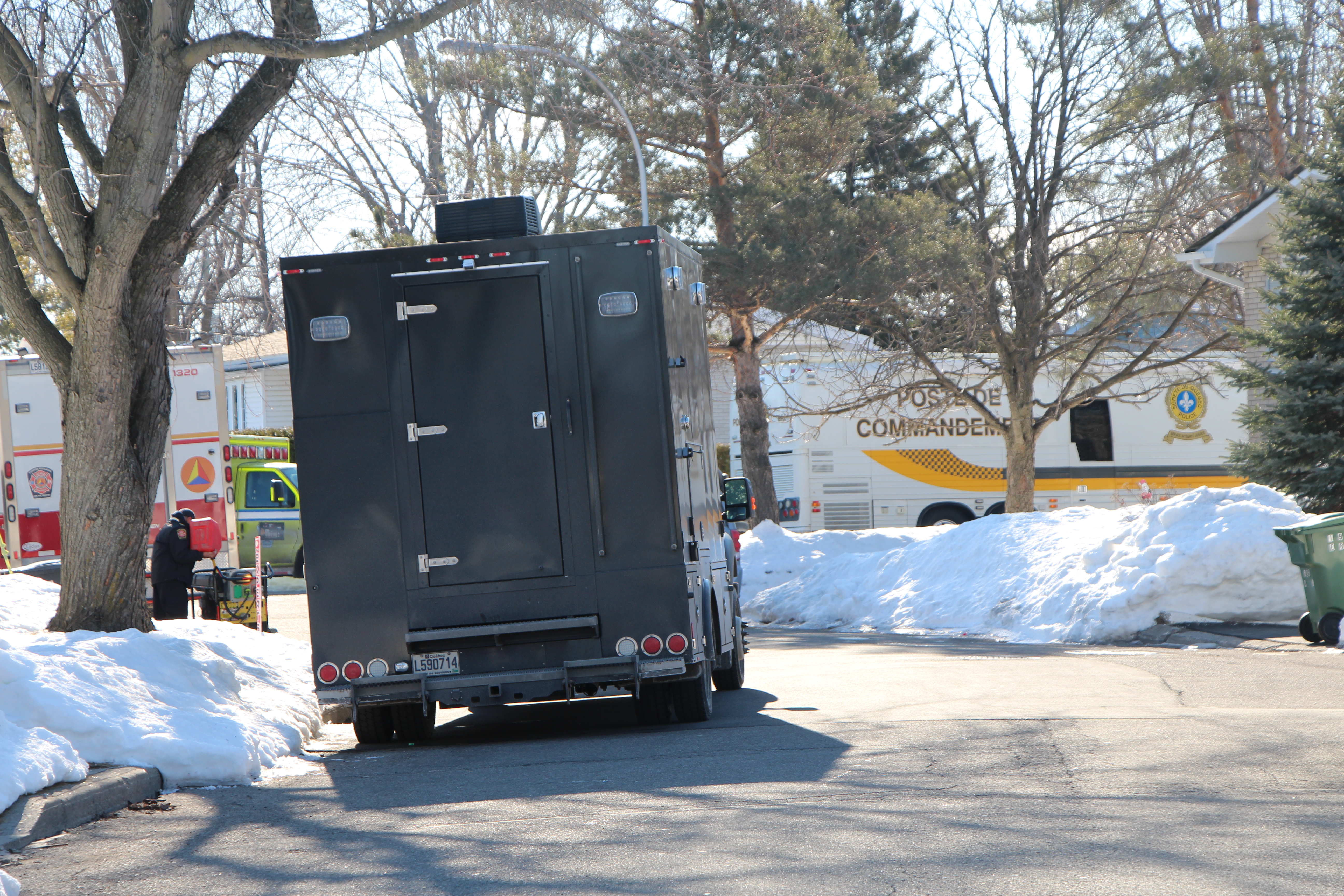 Une dame évacuée passe la nuit dans son auto