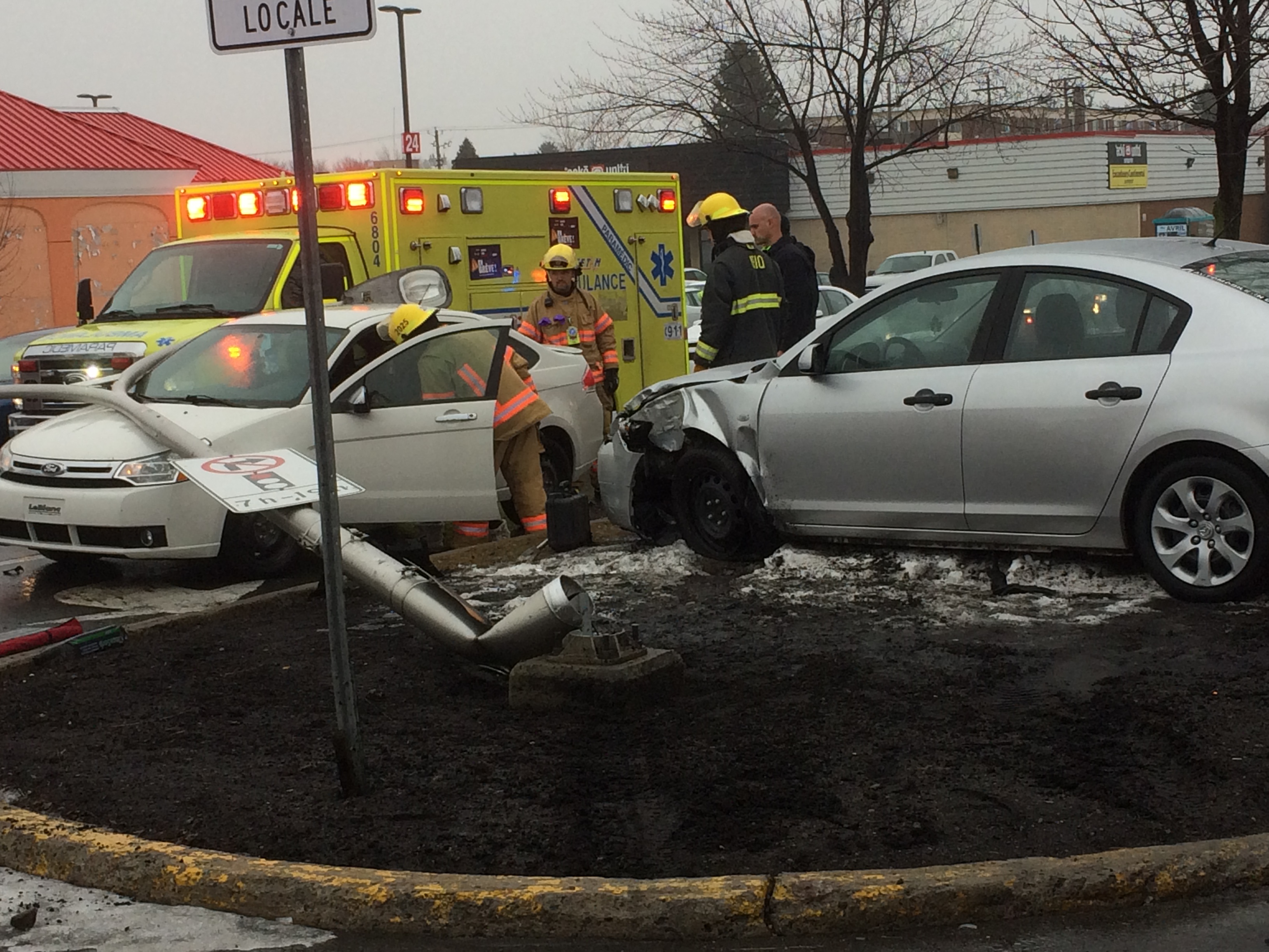 Une voiture frappe un lampadaire