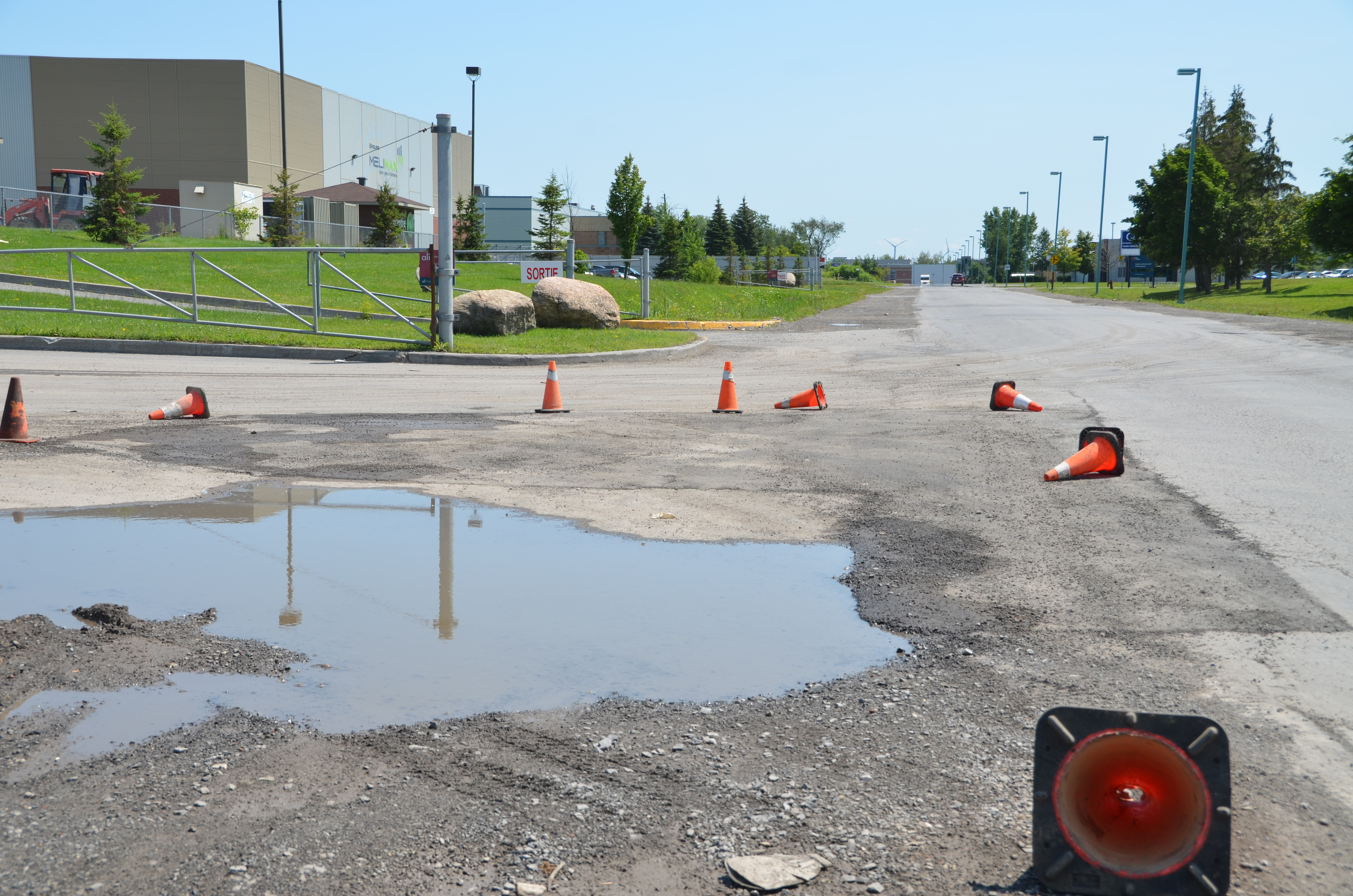 Trous sur le boulevard Industriel : la compagnie Mélimax reconstruira avec du béton, dit la Ville