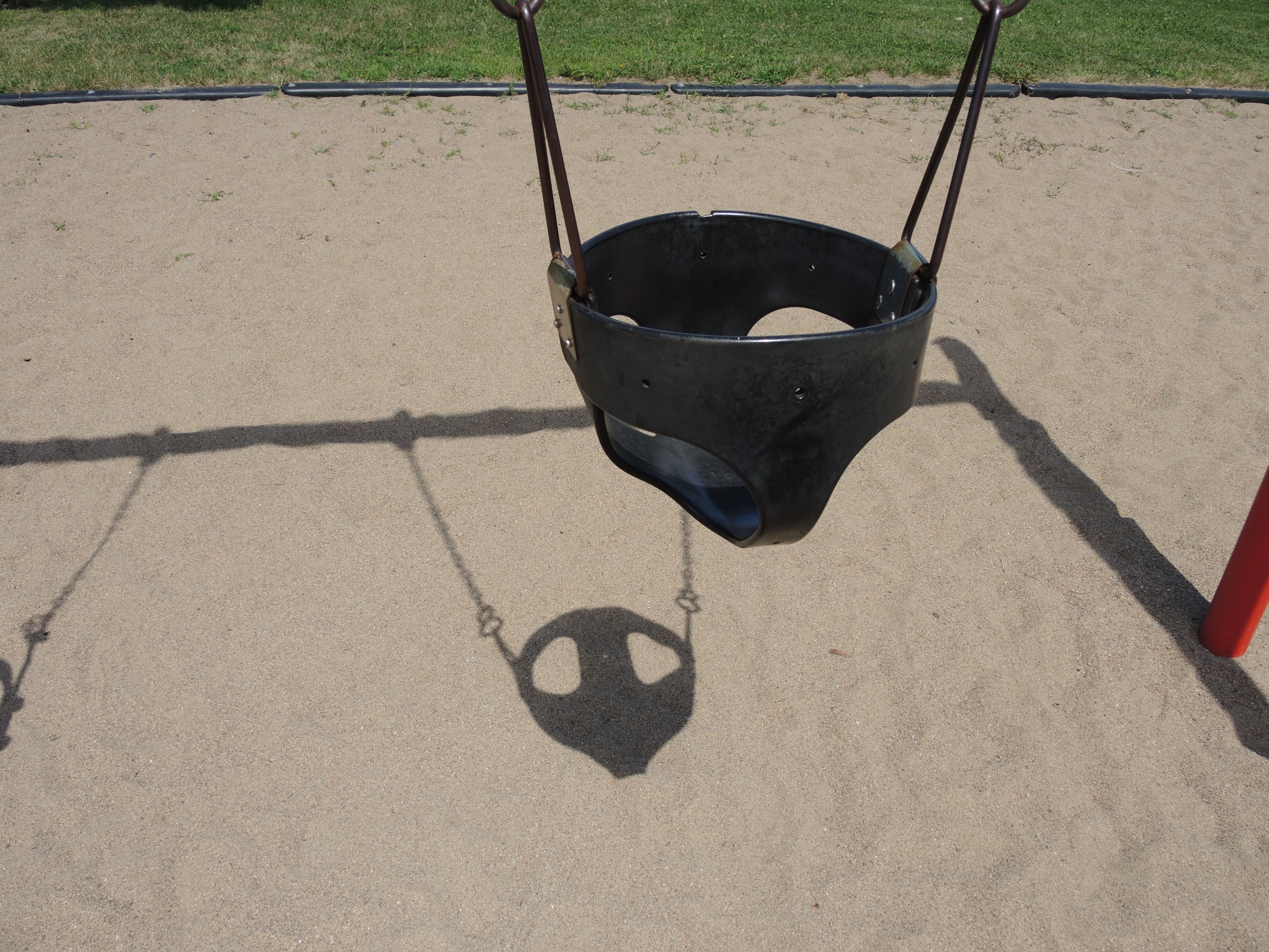 Un autre enfant coincé dans une balançoire pour bébé