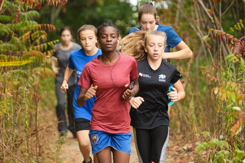 Des élèves se dépassent dans le bois