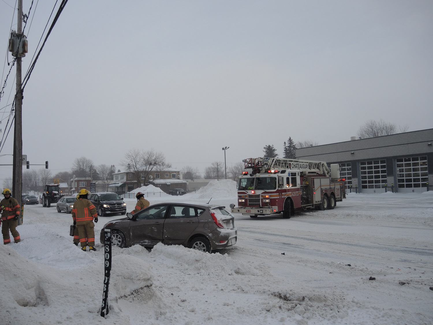 Accident devant la caserne des pompiers à Châteauguay