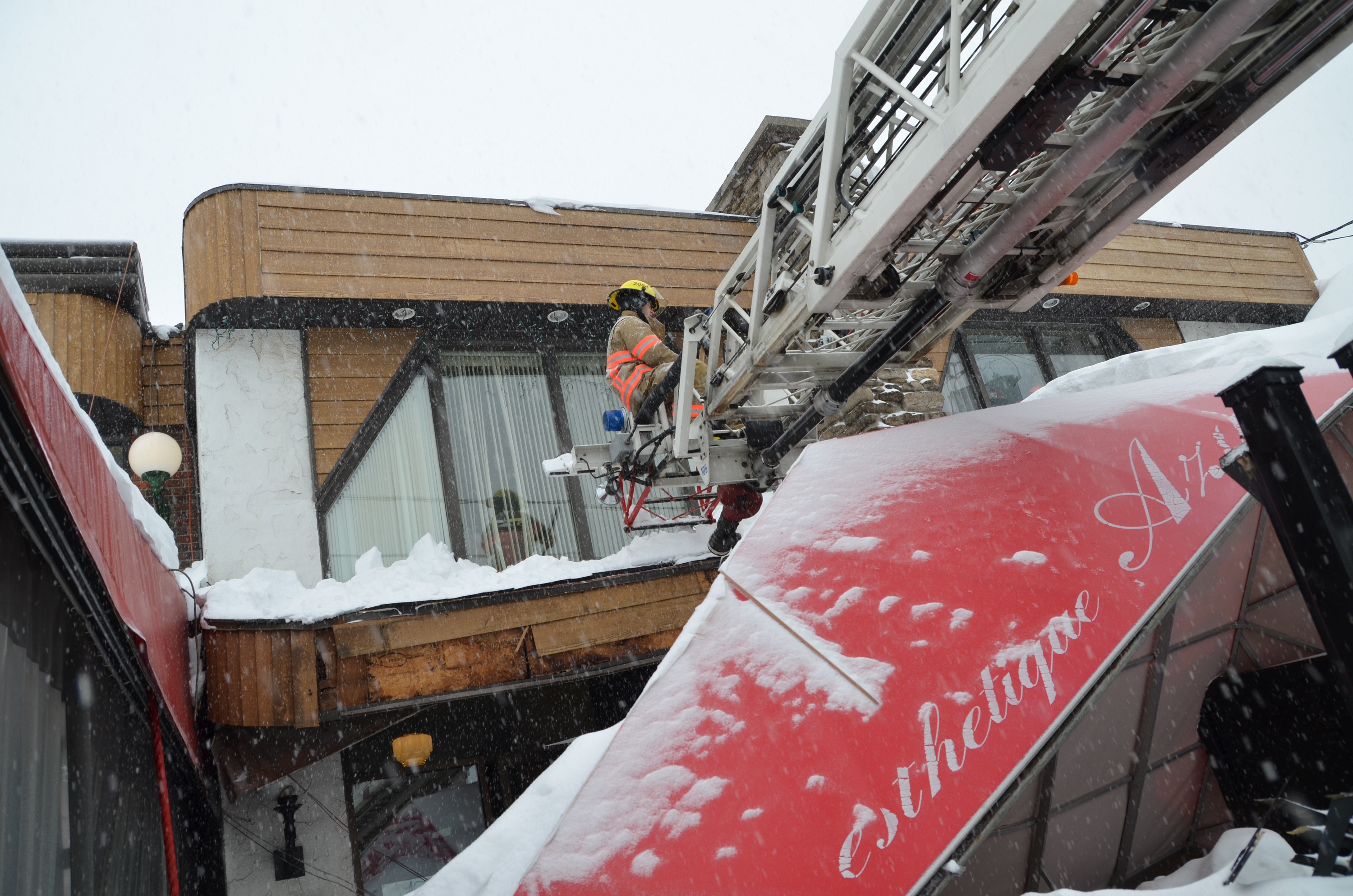 Un auvent s’effondre