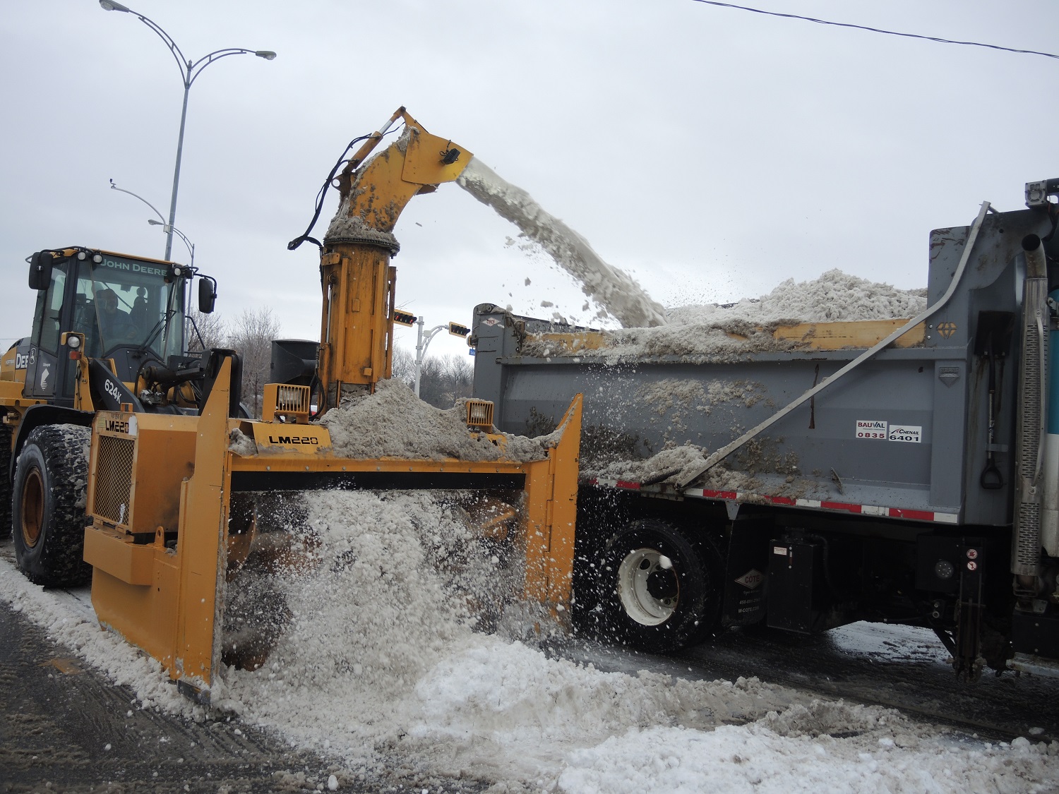 Chargement de la neige en cours à Châteauguay