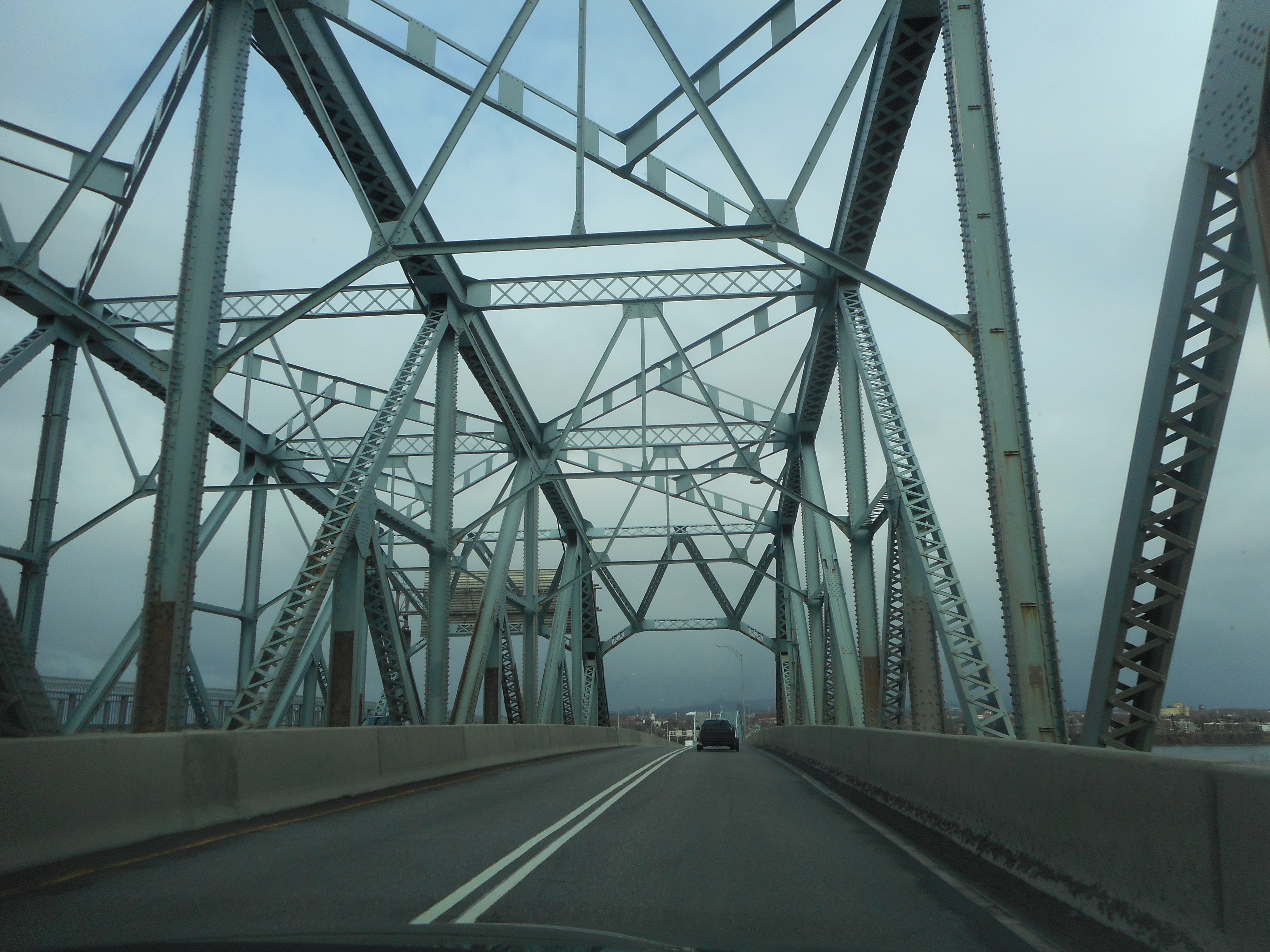 Une nuit sans accès par la route 138 au pont Mercier
