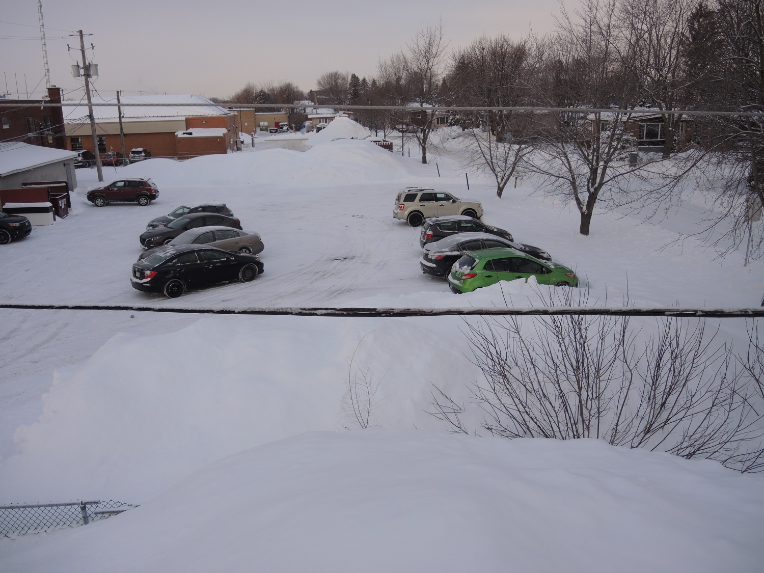 Hydro-Québec fait enlever une butte de neige trop proche de fils