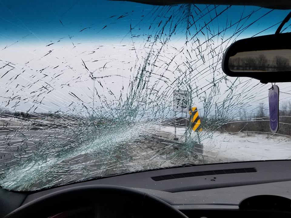 Image illustrant l'article: De la glace provenant du toit d'une voiture fracasse son pare-brise