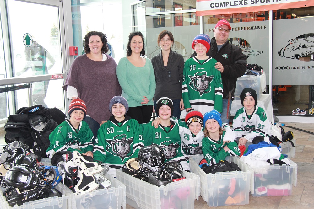 Des hockeyeurs amassent de l’équipement pour une bonne cause