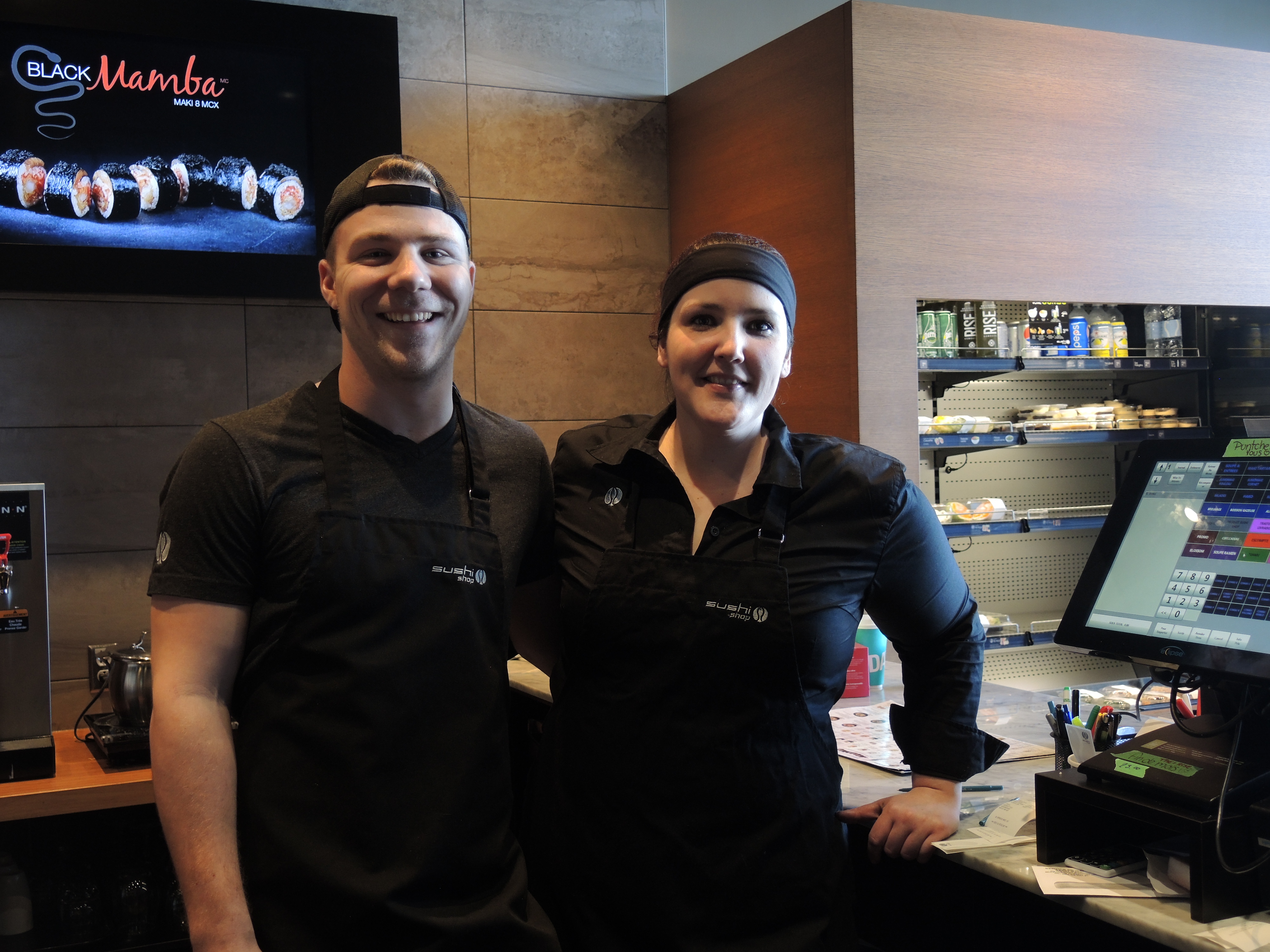 Des employés du Sushi Shop retracent une cliente pour lui rendre son pourboire