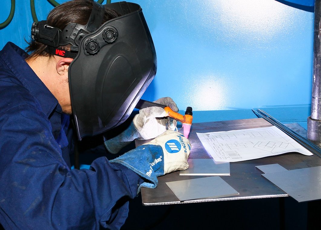 Des élèves rivalisent en soudure et en mécanique au Centre Nova