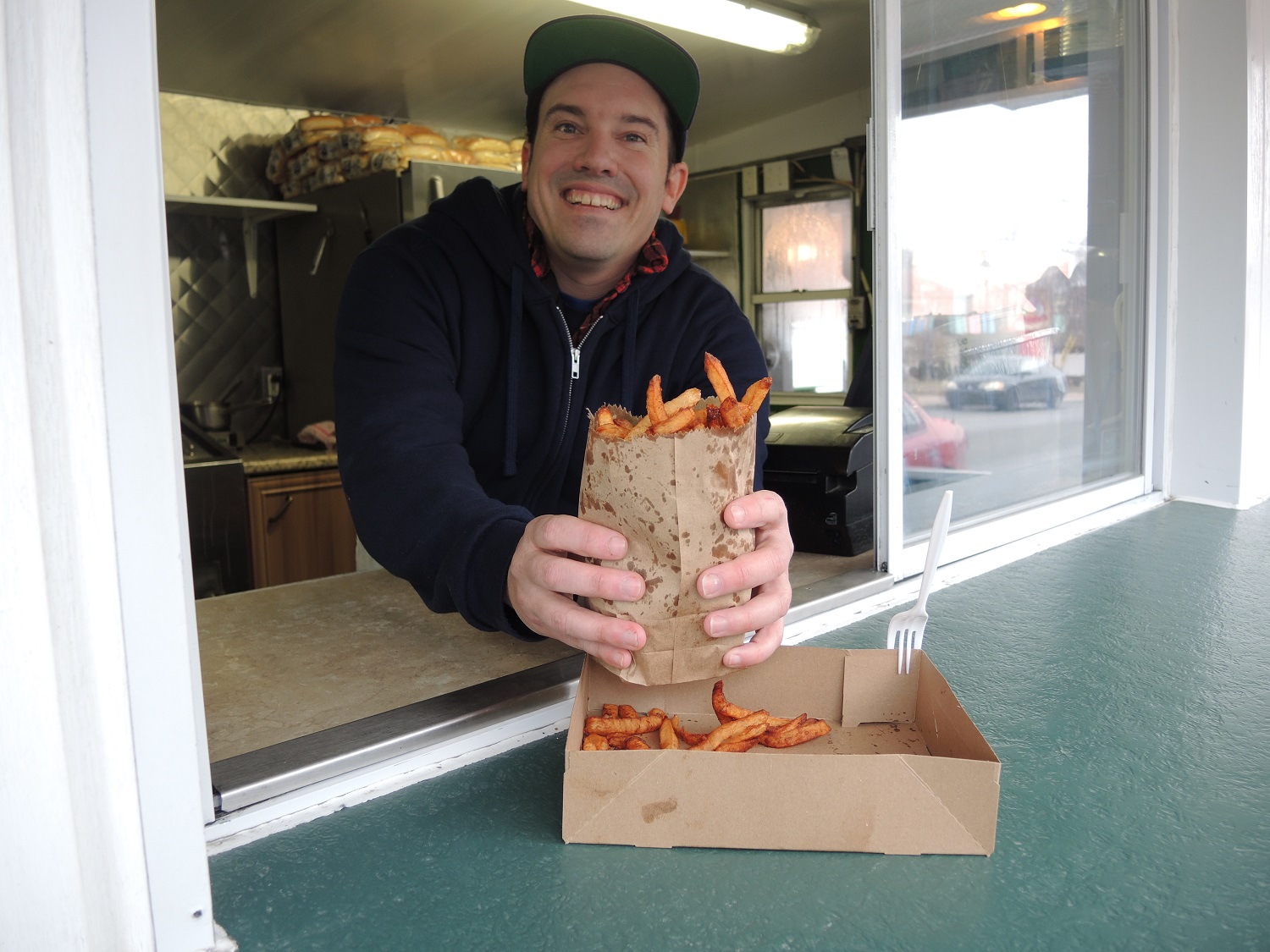 Des frites appréciées dans le papier chez Patate Mallette