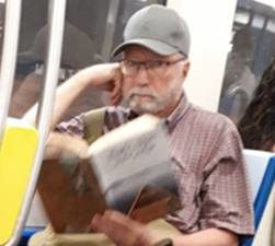 Il se masturbe en public en regardant des jeunes filles