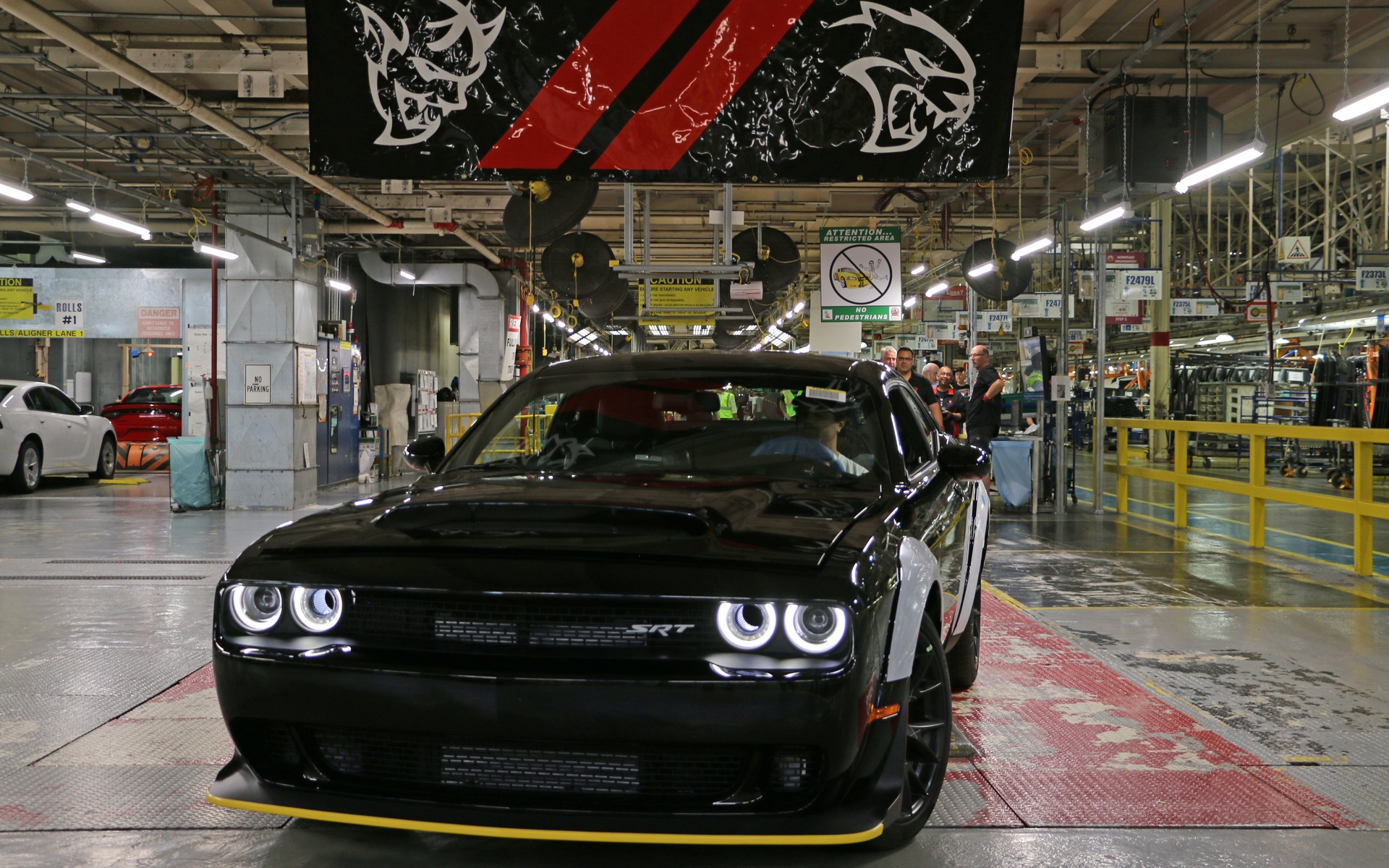 Image illustrant l'article: Voyez la dernière Dodge Challenger SRT Demon sortir de l’usine!