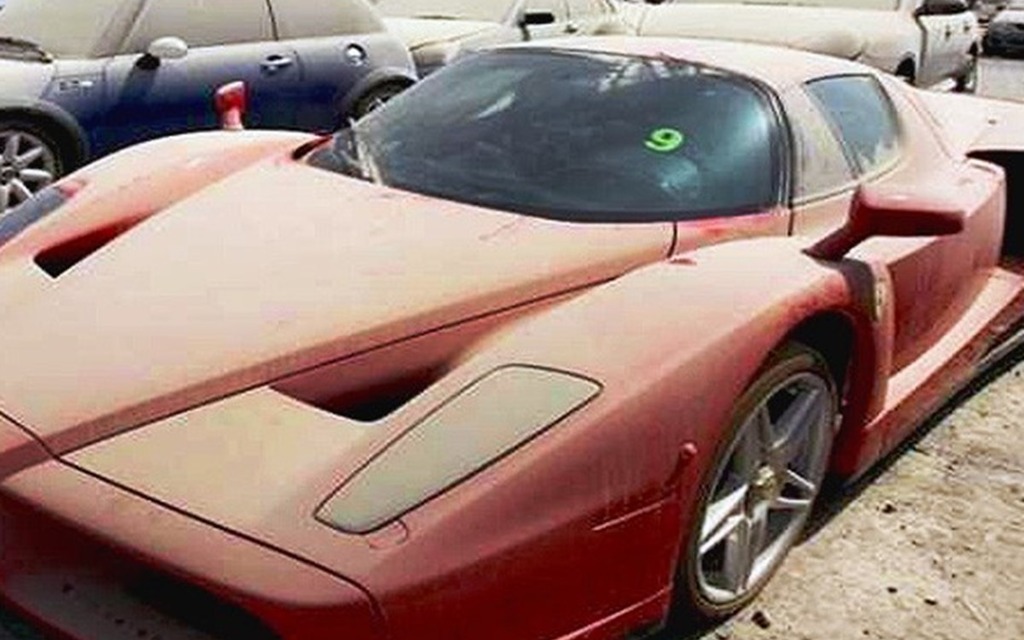 Image illustrant l'article: Une Bugatti, une Ferrari et de nombreuses Porsche abandonnées à Dubaï