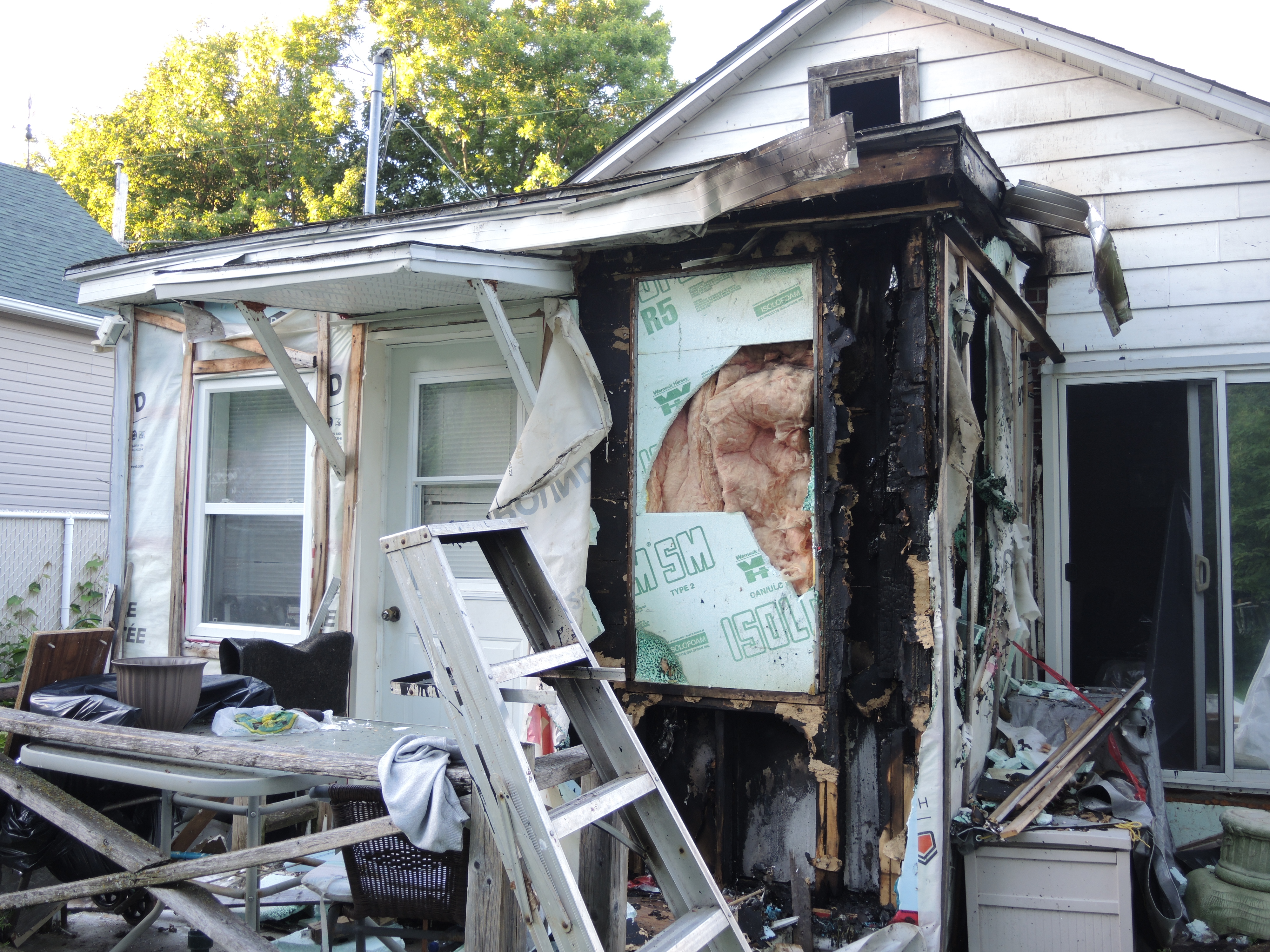 Image illustrant l'article: Une corde à linge mène la foudre à la maison