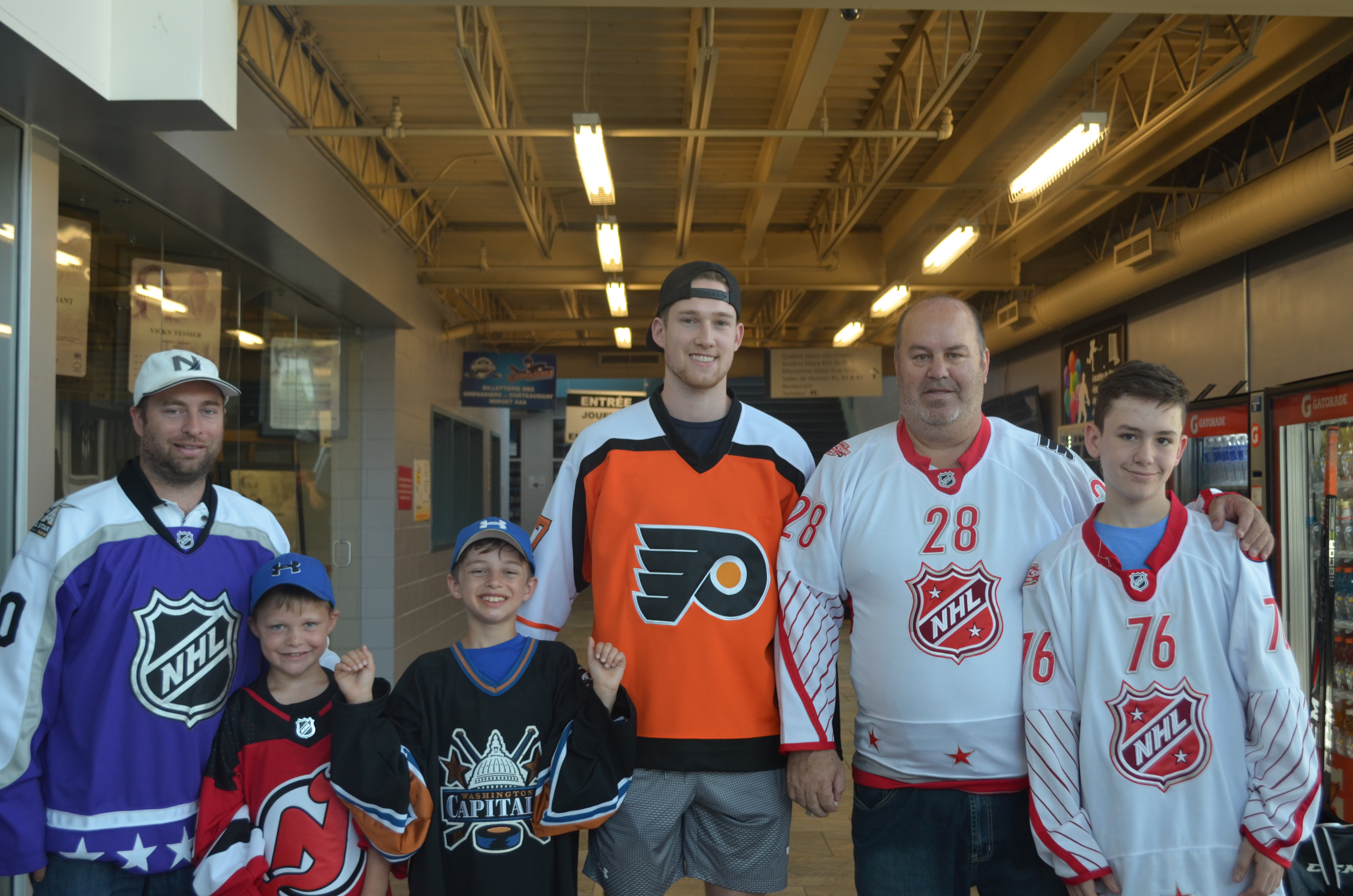 Image illustrant l'article: Des petits joueurs de hockey patineront avec des prospects de la LNH