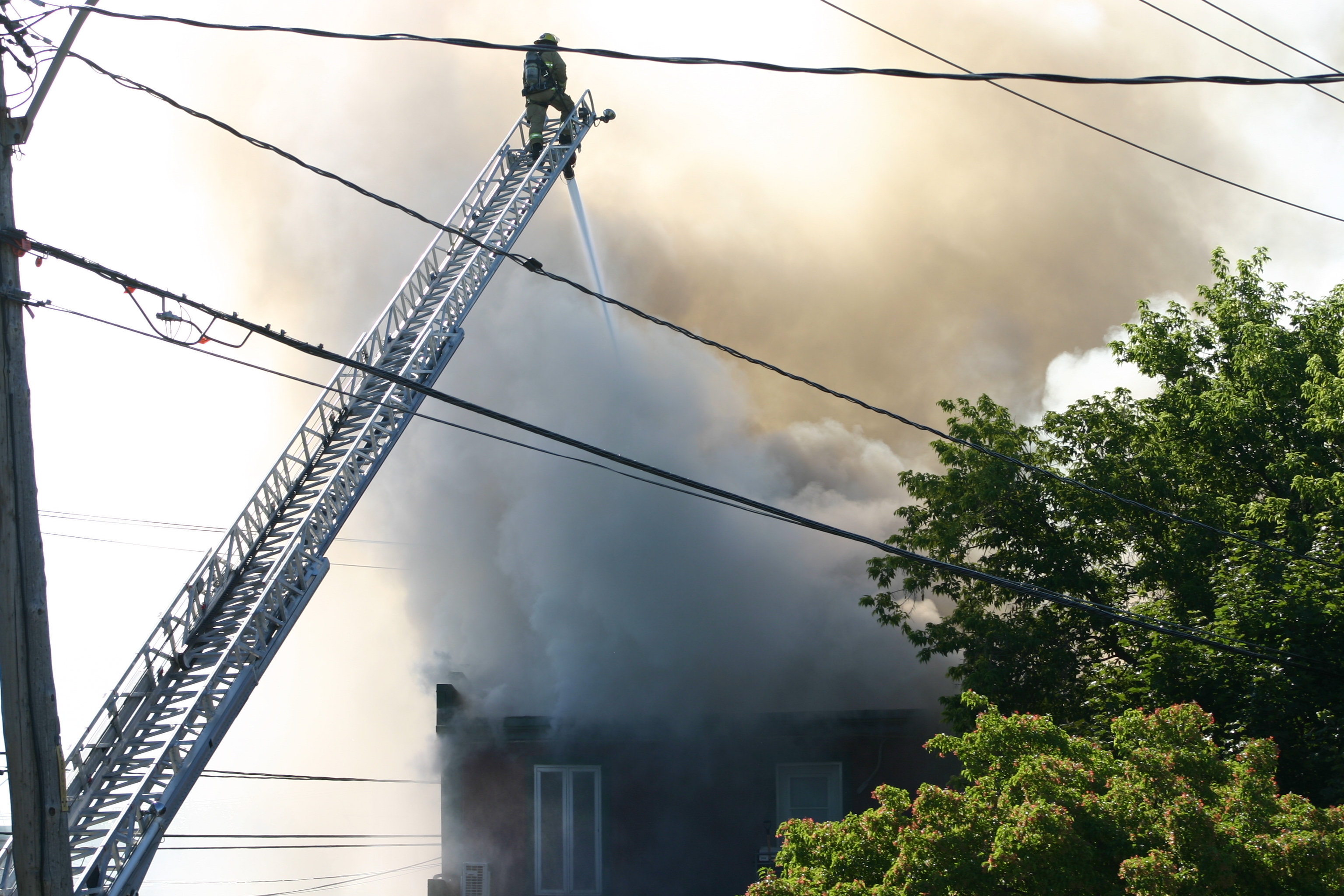 Image illustrant l'article: Mercier demande d'éviter d’utiliser l’eau «autant que possible» pour aider les pompiers